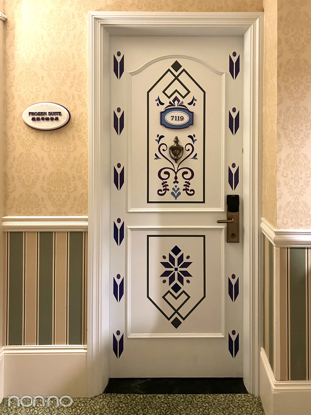 香港ディズニーランドのアナと雪の女王スイートルームのドア