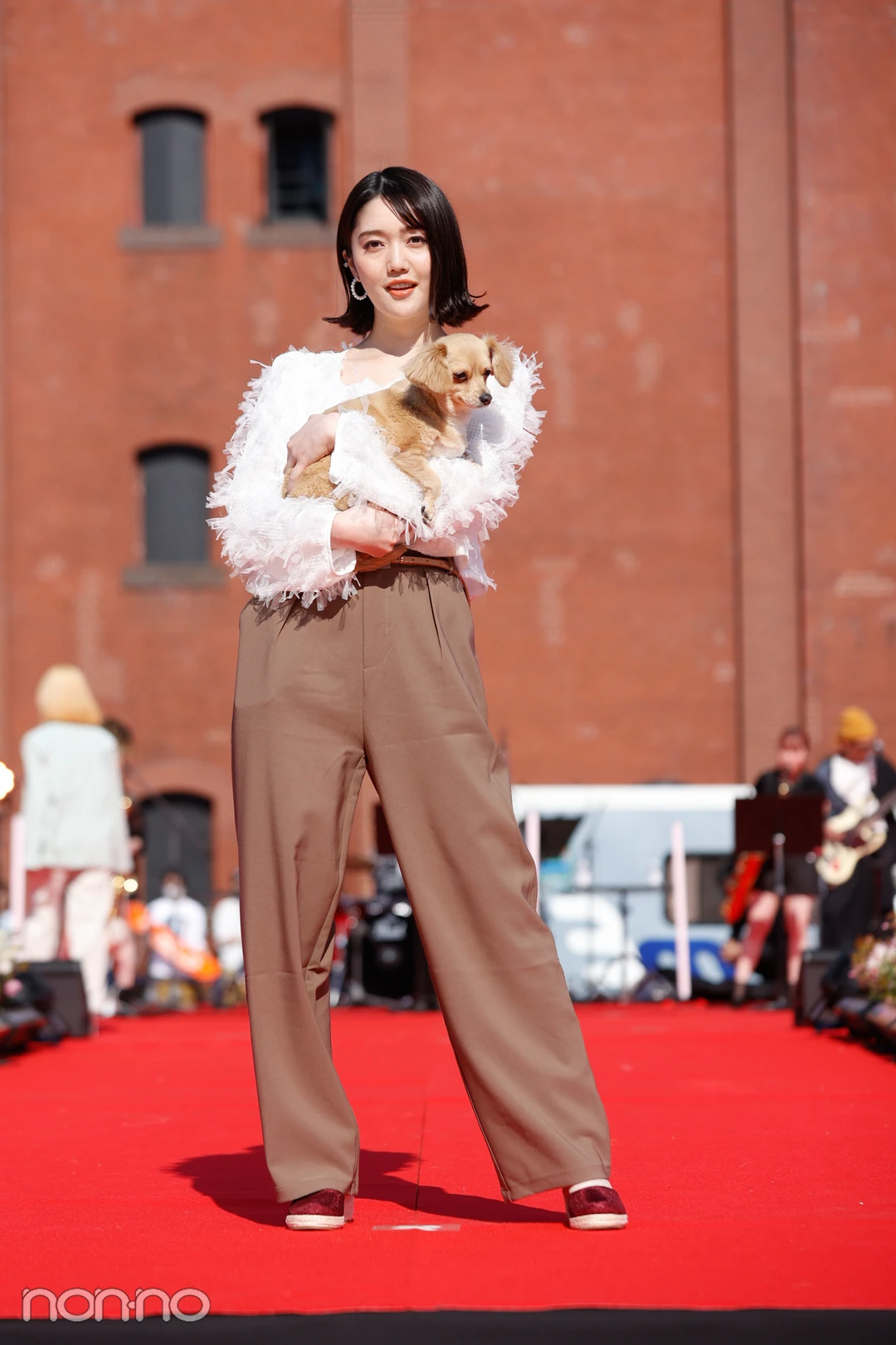 LIFE STYLE with DOGSでSHEINの衣装を着た松川菜々花と愛犬のルル