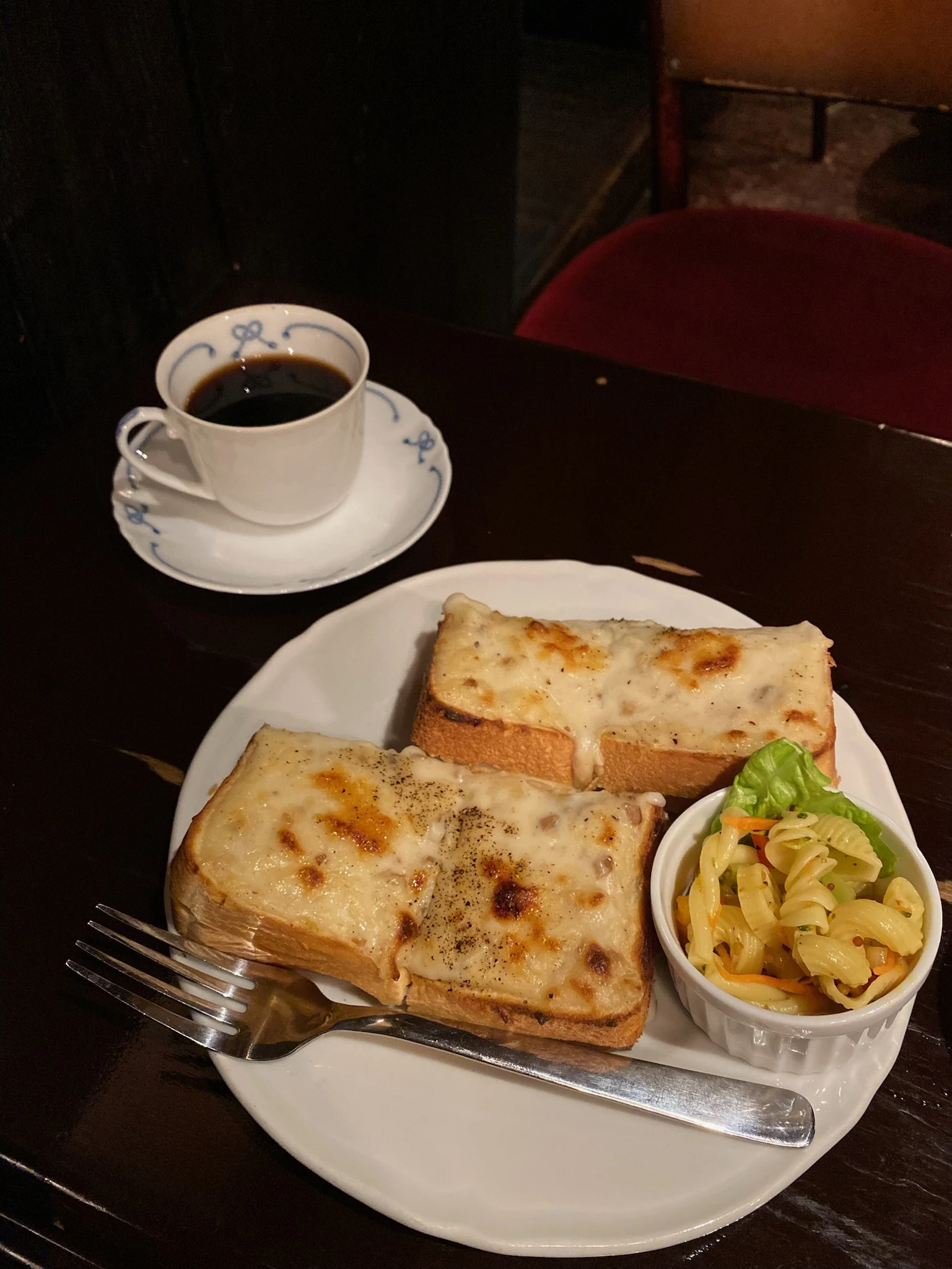 神保町のカフェ喫茶「カフェトロワバグ」のグラタントーストとトロワブレンド