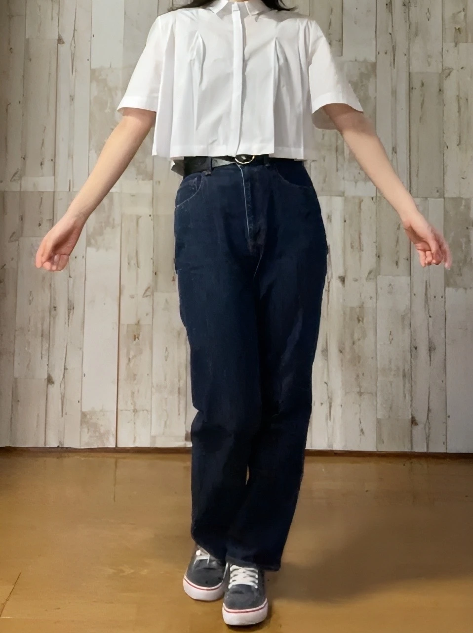 クロップドプリーツポプリンシャツ(ホワイト)×デニムパンツのコーデ