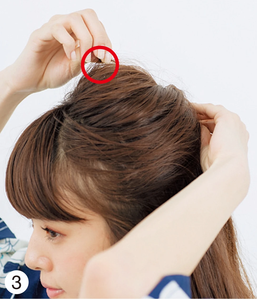 ピンで固定した位置をしっかり押さえ、トップの毛束を少しずつ引き出して。仕上げに前からも見えるよう、トップ近くに髪飾りを。