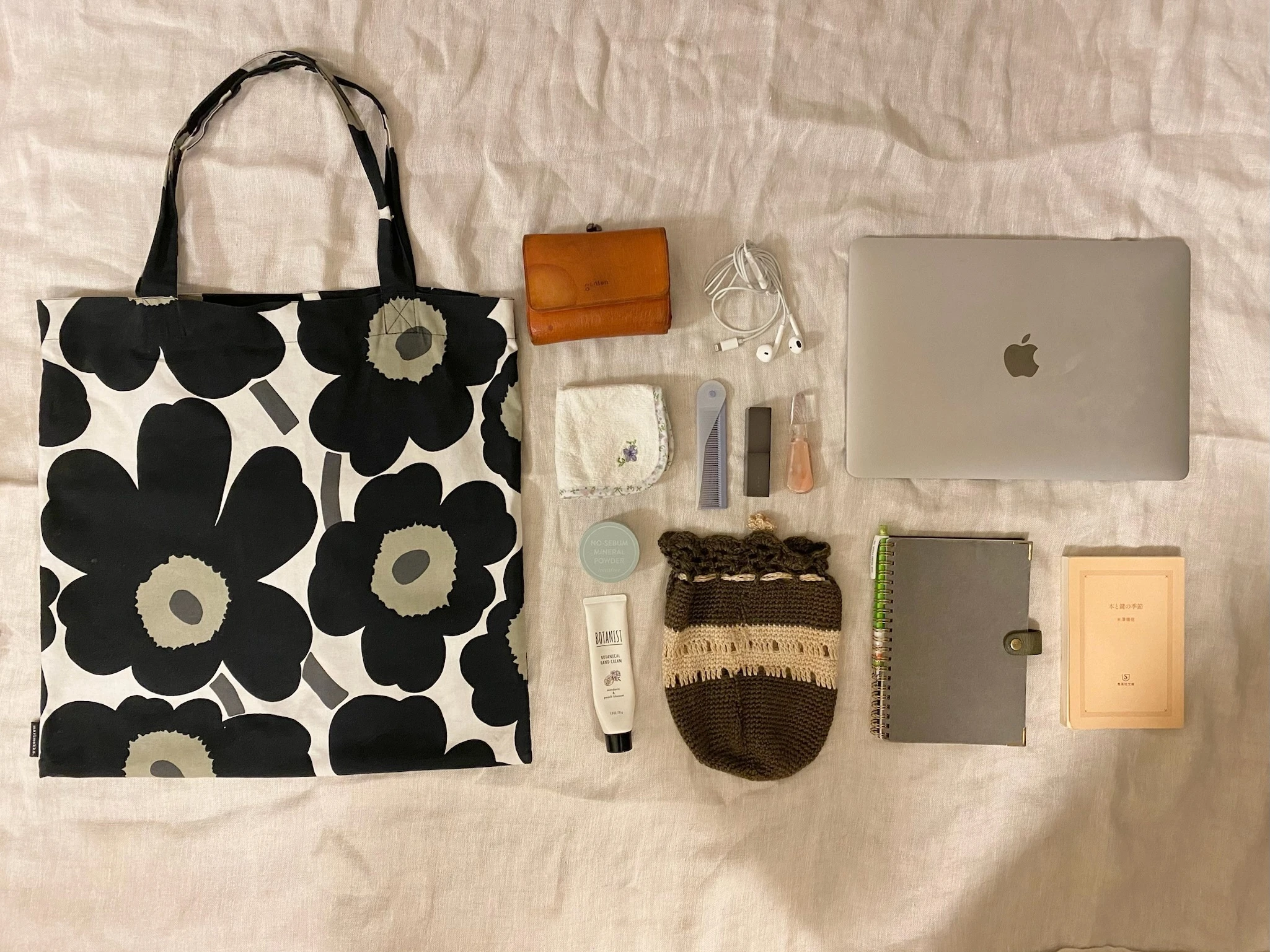 marimekkoのトートバッグ、gentenのお財布、ハンカチ、イヤホン、くし、threeのリップ、MacBook Air、ハンドクリーム、ノート