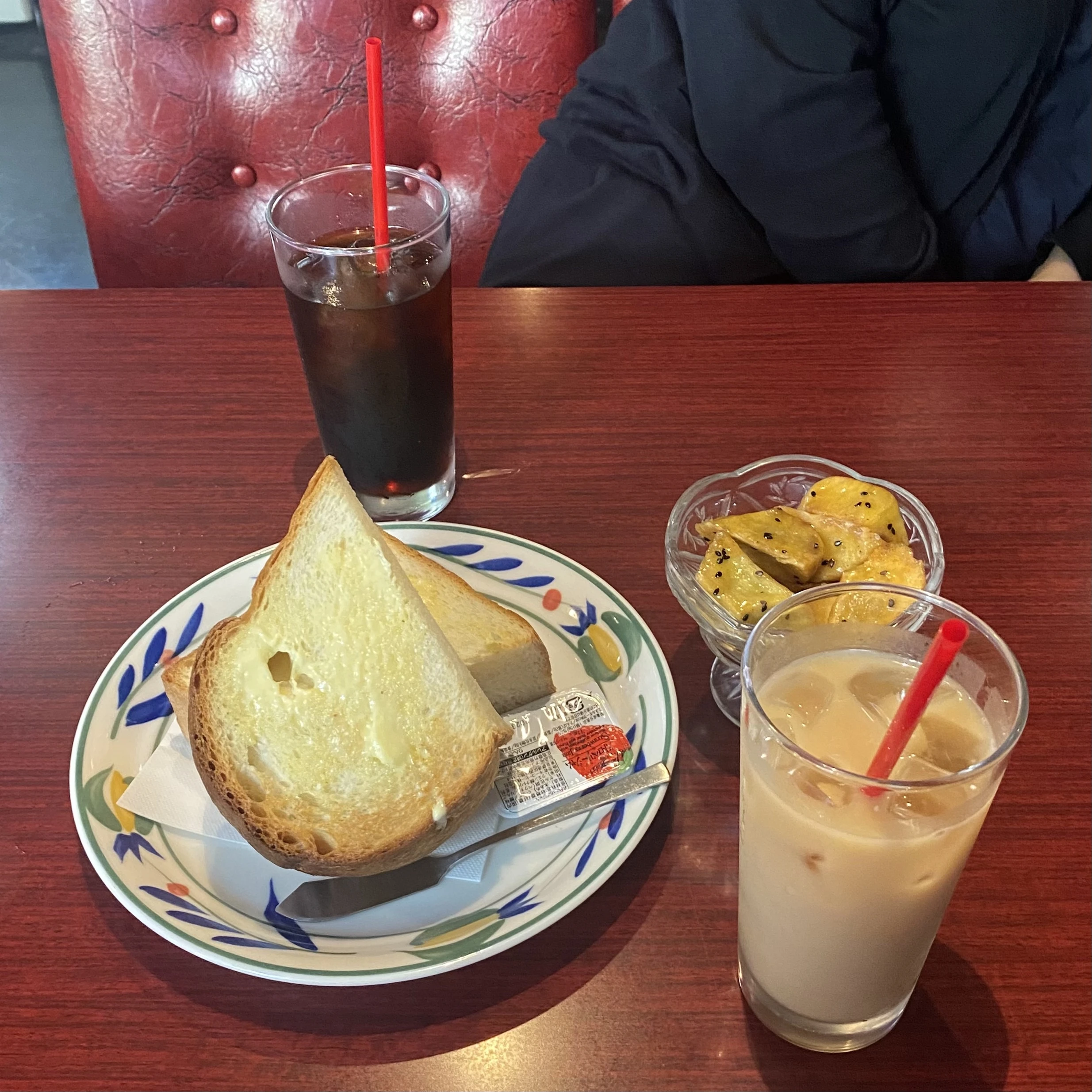 厚切りバタートースト(ドリンク付)600円　大学芋500円