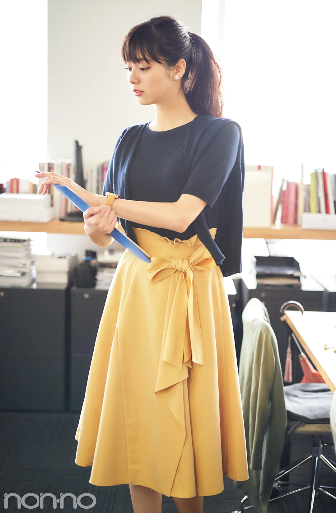 新川優愛が着る♡ オフィスコーデのスカートは、秋色で選ぶのが正解！_1_1-2