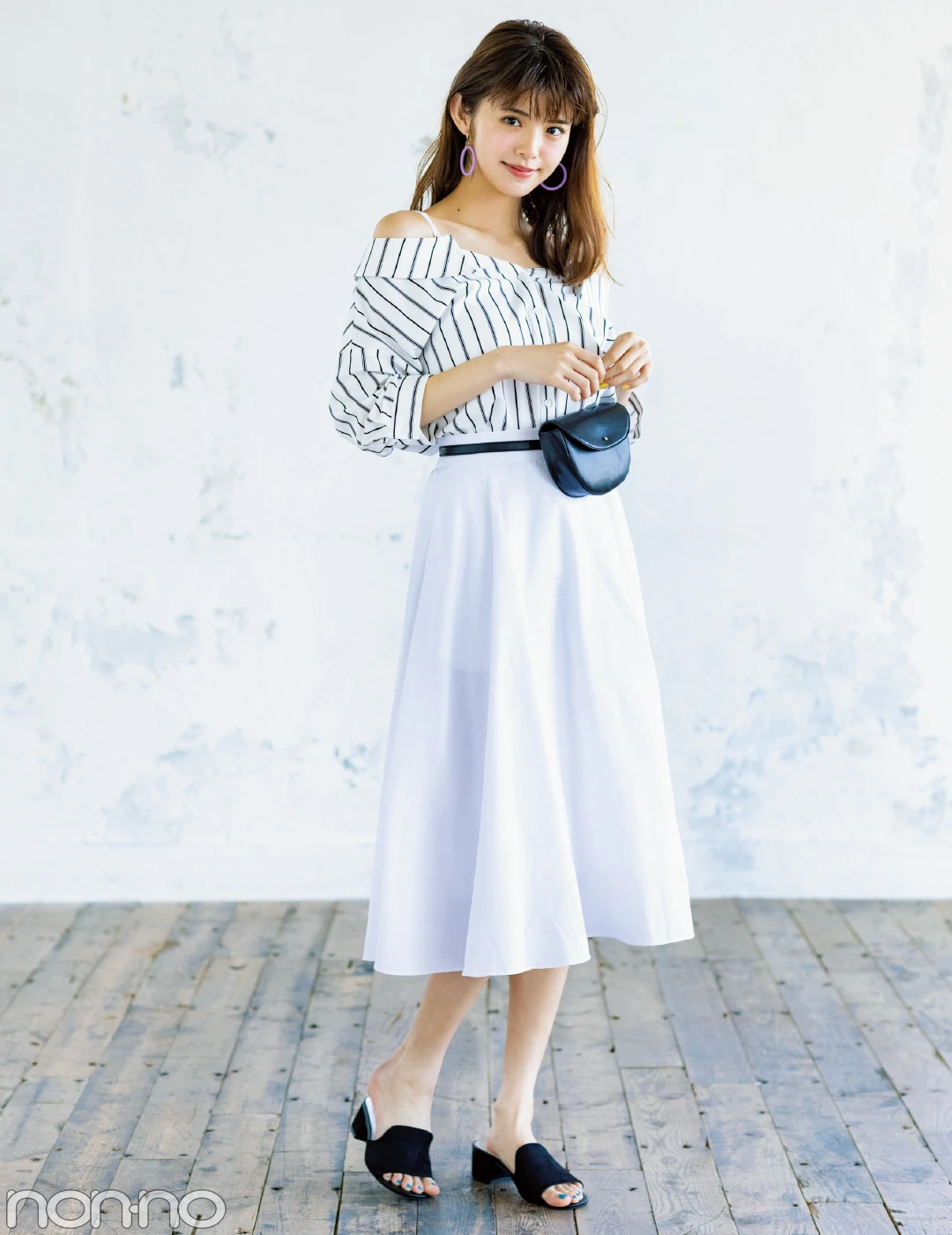 【夏のロングスカートコーデ】鈴木優華は、シングルカラーのフレアスカートですっきり大人っぽ♡