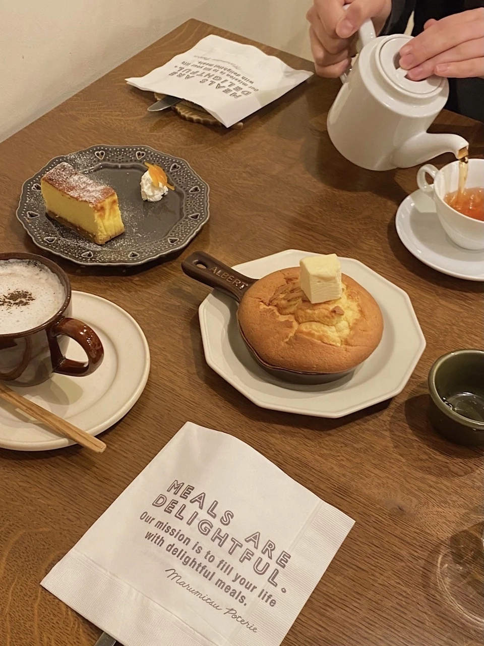 渋谷と代々木公園駅の間にあるカフェ「Meals Are Delightful」のパンケーキ ラムバターとベイクドチーズケーキ、ストレートティー、カフェラテ