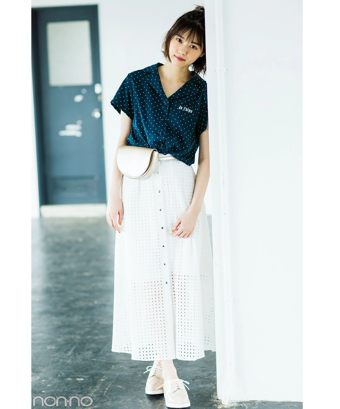 【夏のシャツコーデ】西野七瀬は、開襟シャツで首元をすっきりさせてクリーンな抜け感を
