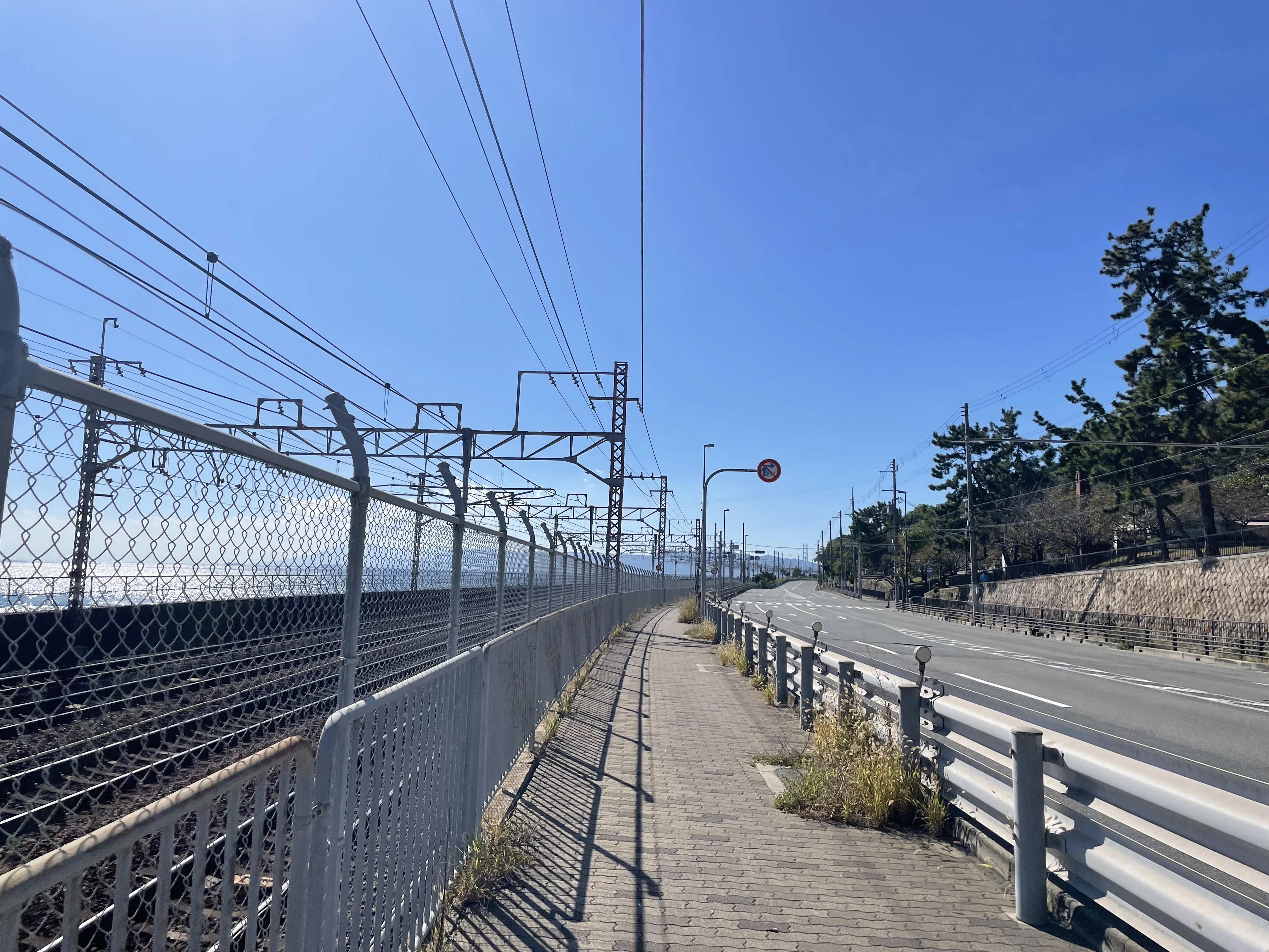 左からJR神戸線の線路・歩行者用道路・国道2号線