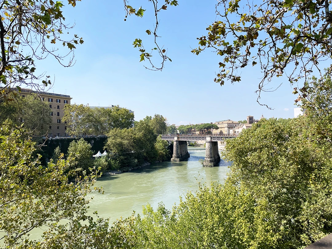 アヴェンティーノの川沿いから見たパラティーノ橋