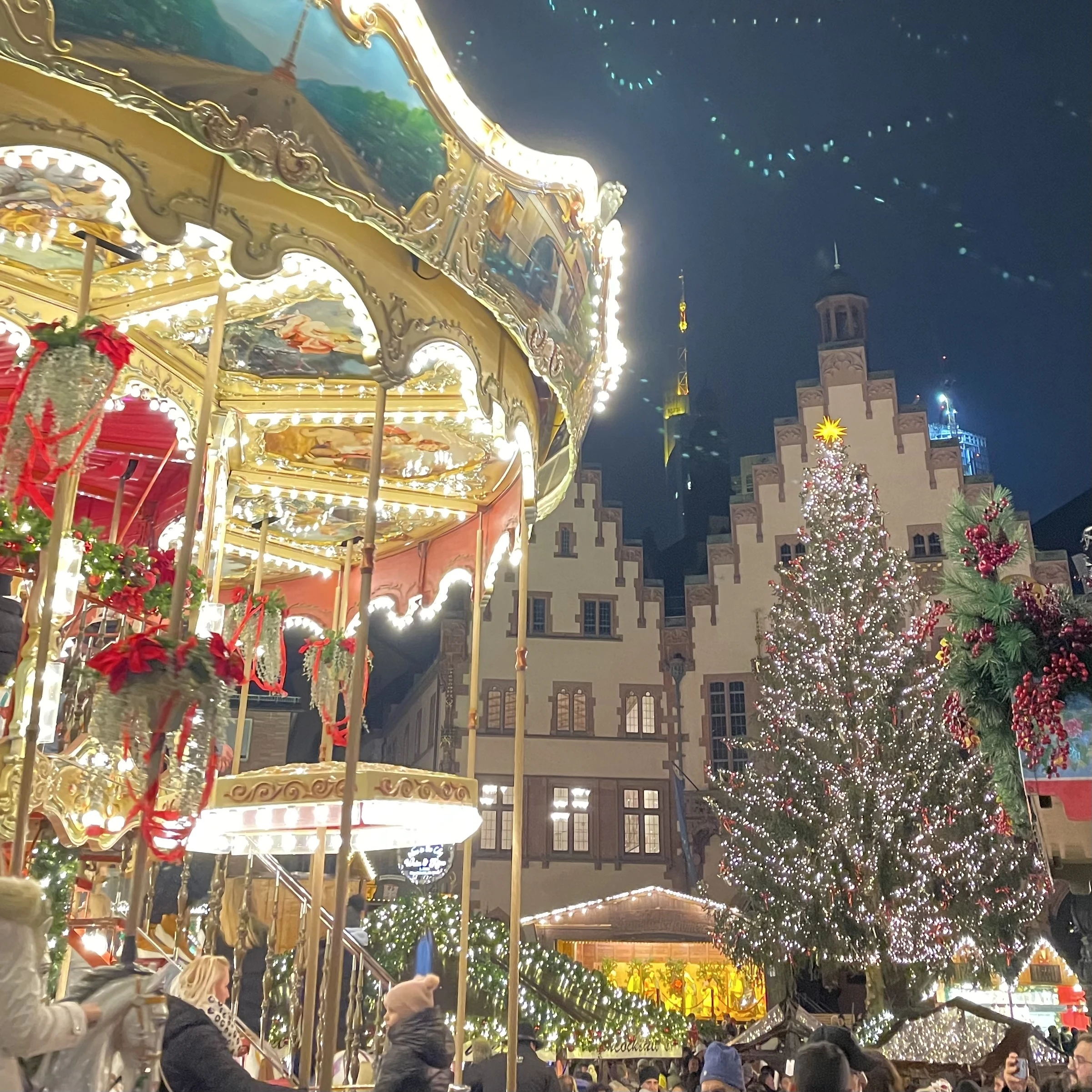 ドイツ　クリスマスマーケット　ツリー　メリーゴーランド