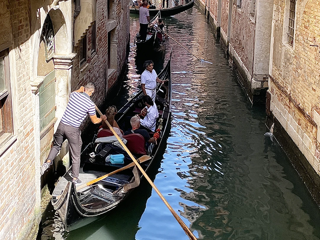 ベネチアの水路を蛇行するゴンドラ