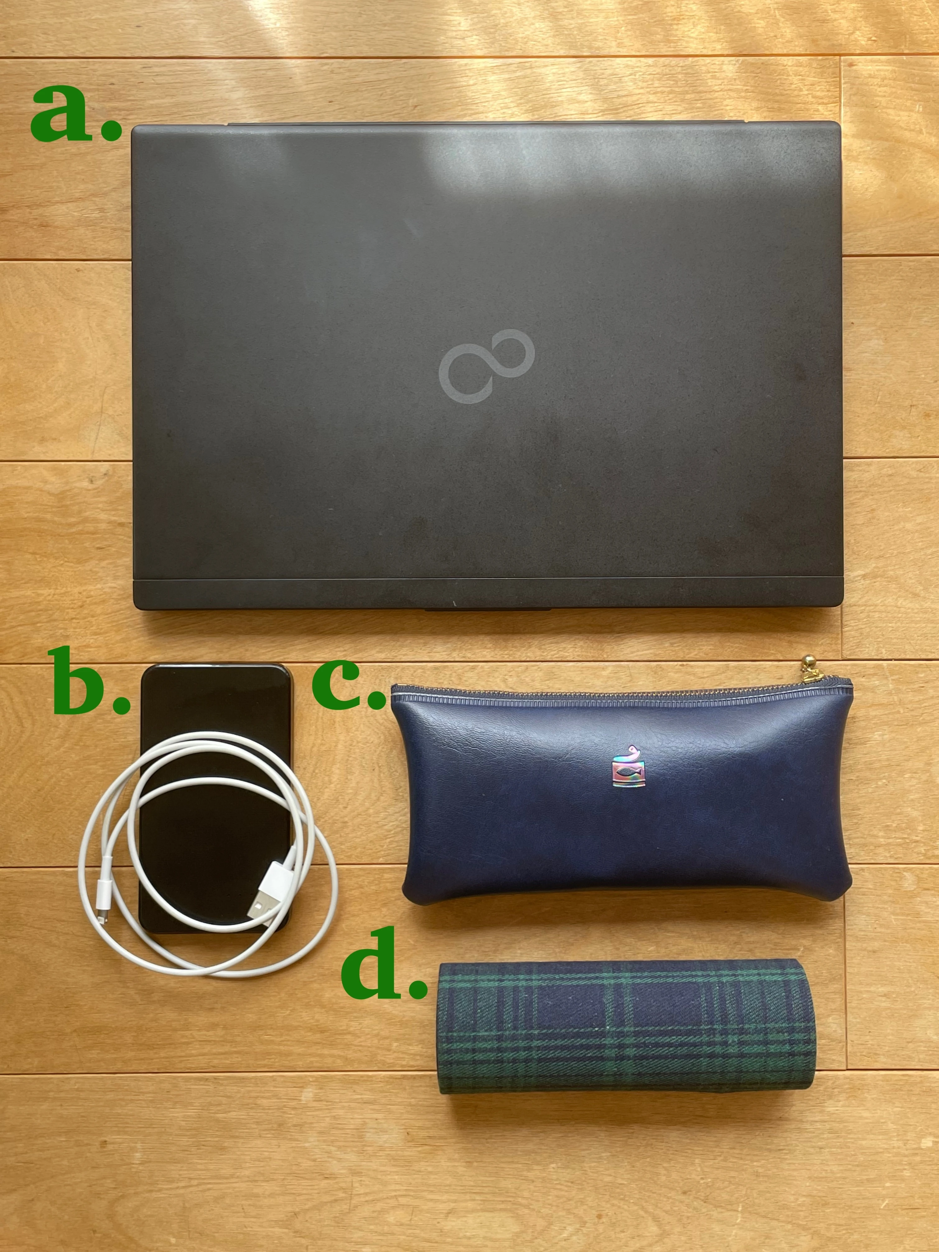 バッグの中身（ノートPC、モバイル充電器、ペンケース、メガネケース）