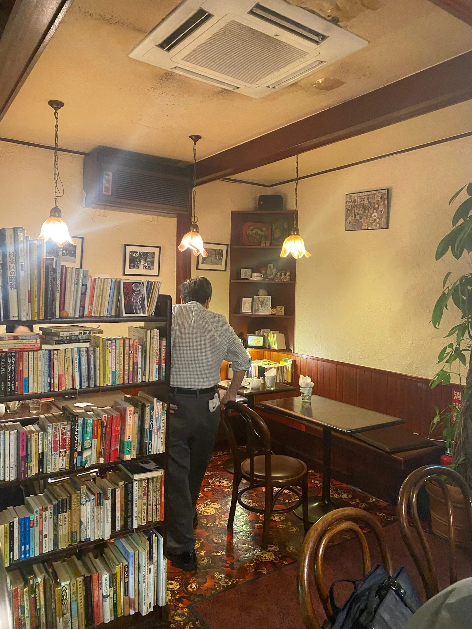 西荻窪にある喫茶店「それいゆ」の店内