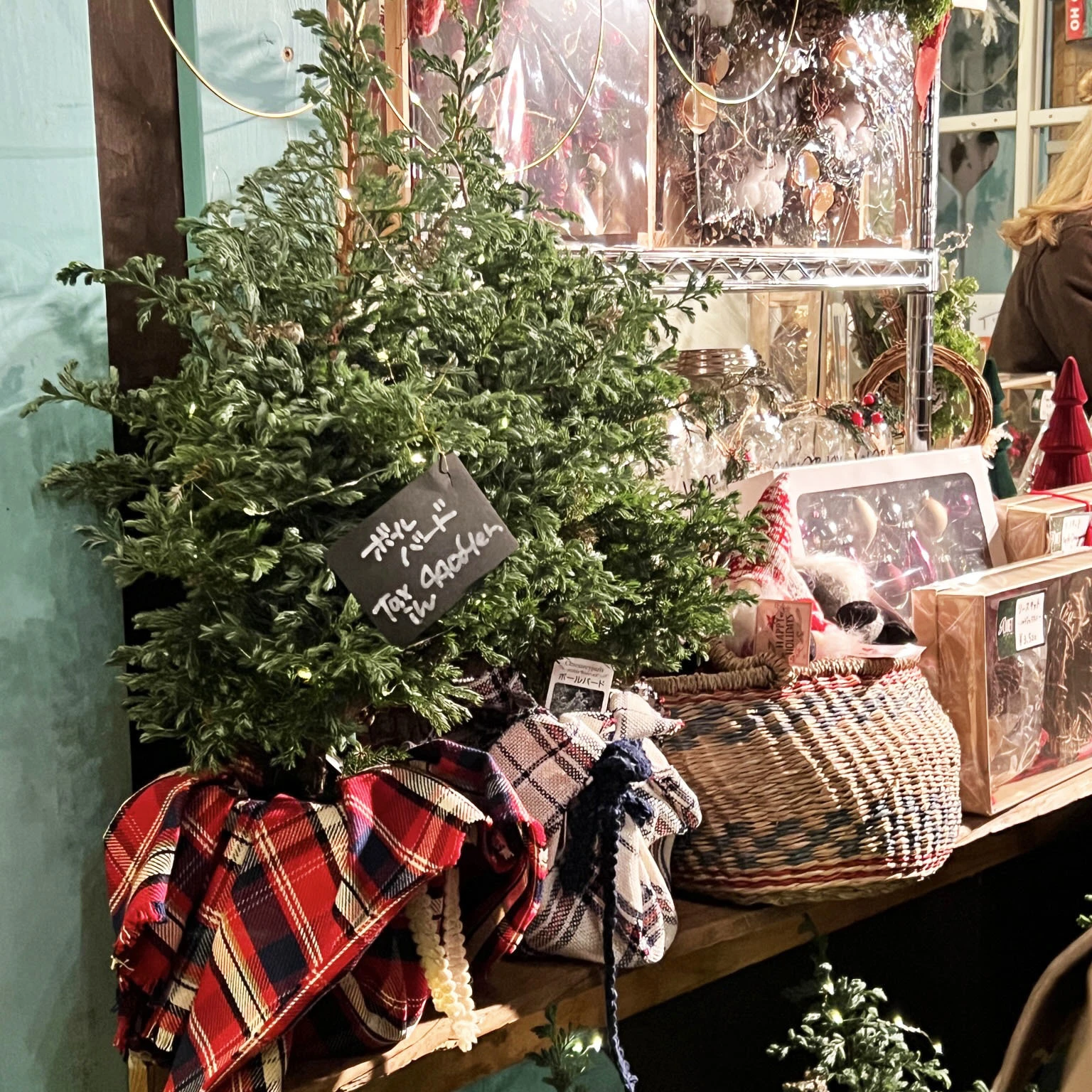 横浜赤レンガ倉庫のクリスマスマーケット　クリスマスグッズ　ボールバードやクリスマススワッグなどを購入できる『Glanet Collection -New York-』