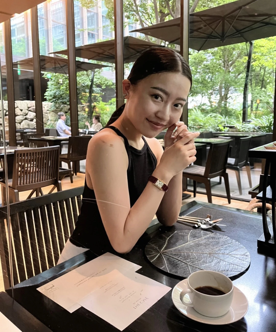 カフェでお茶する女性の写真