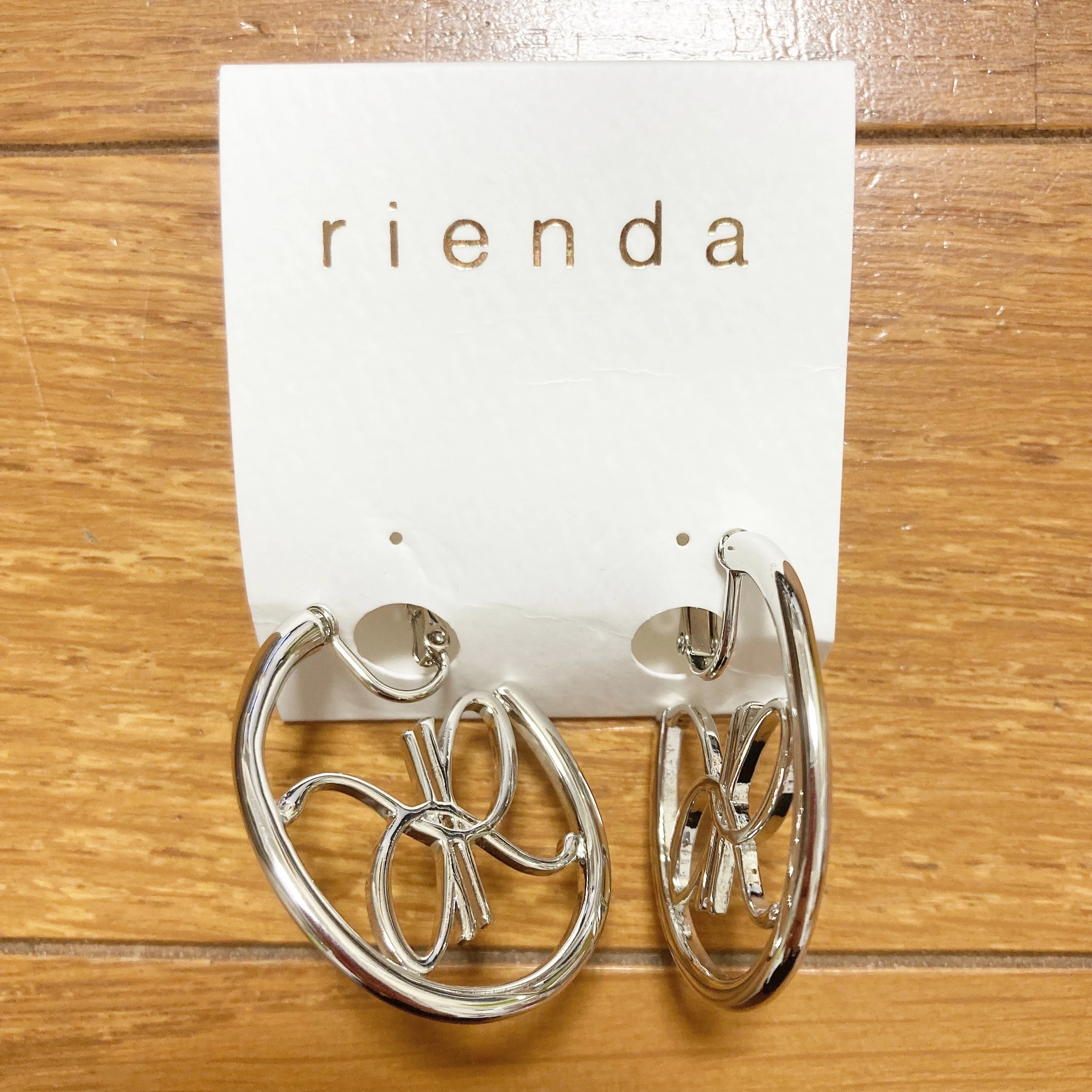 『rienda』イヤリング。ブランドロゴのRを組み合わせたデザイン。