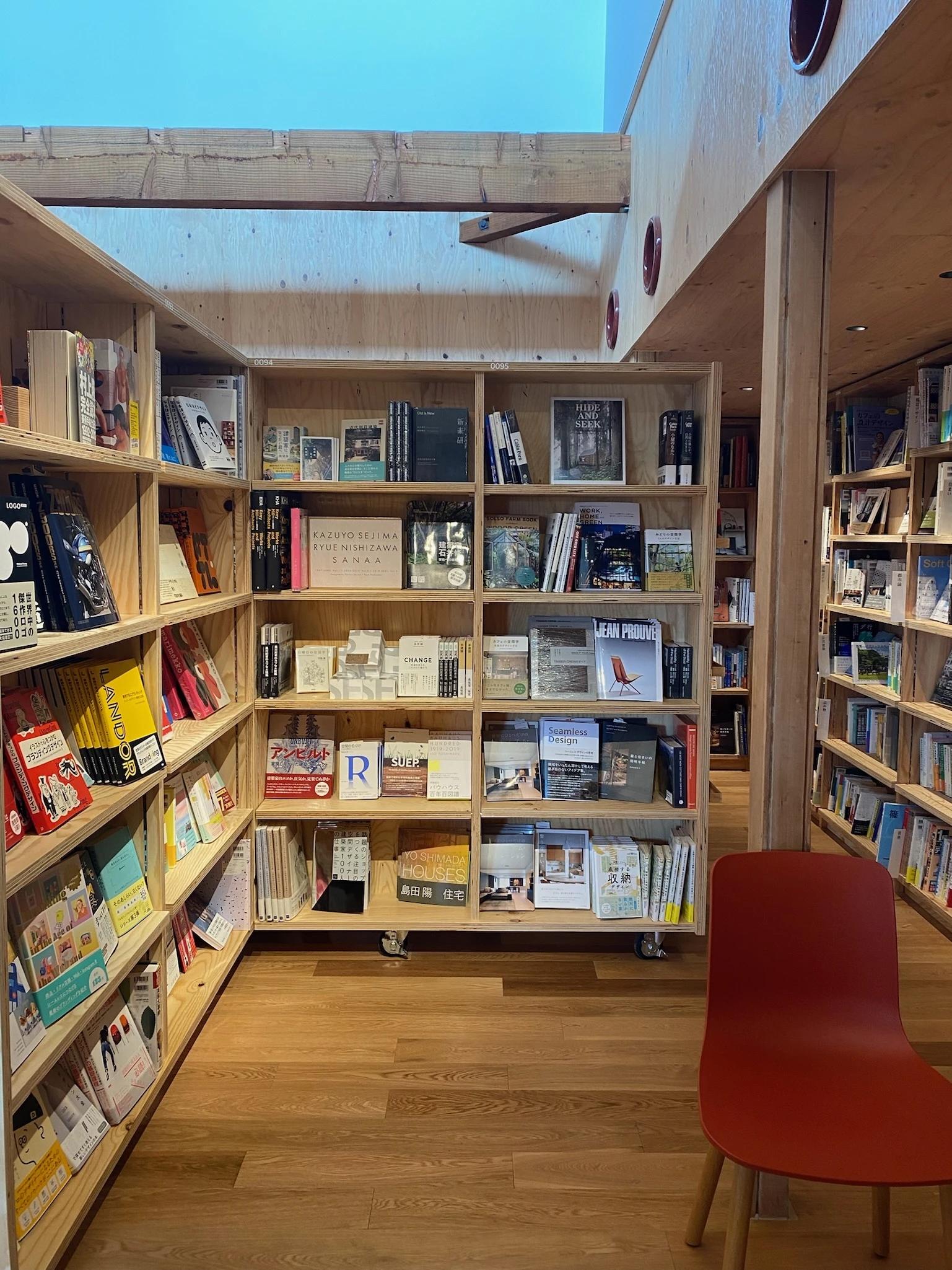 『Karuizawa Commongrounds』の一角にある「軽井沢書店　中軽井沢店」の店内。本が並んでいる。