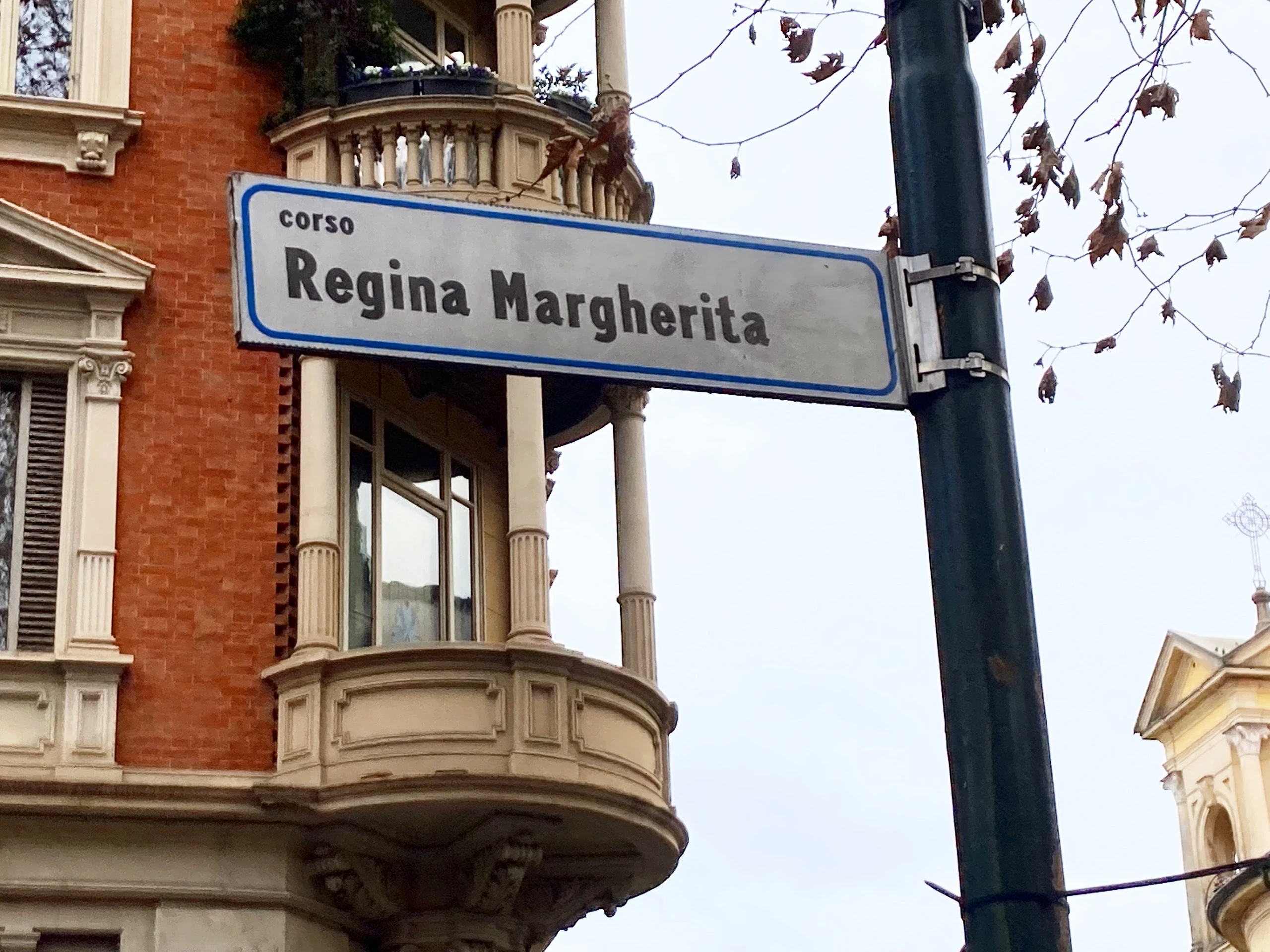 「Corso Regina Margherita」と書かれた細長い看板。