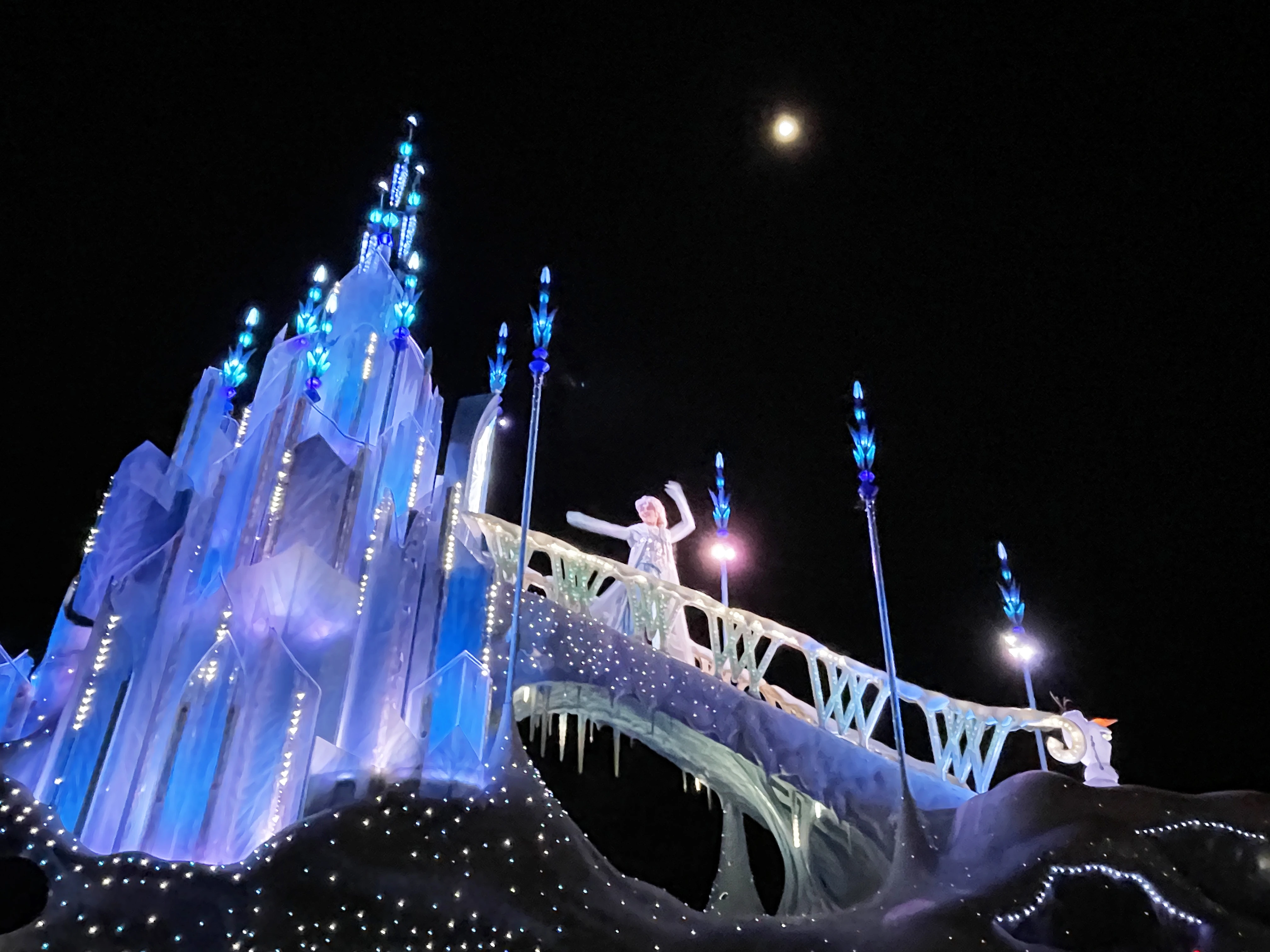 東京ディズニーランド・エレクトリカルパレード・ドリームライツ　アナと雪の女王をイメージしたフロート