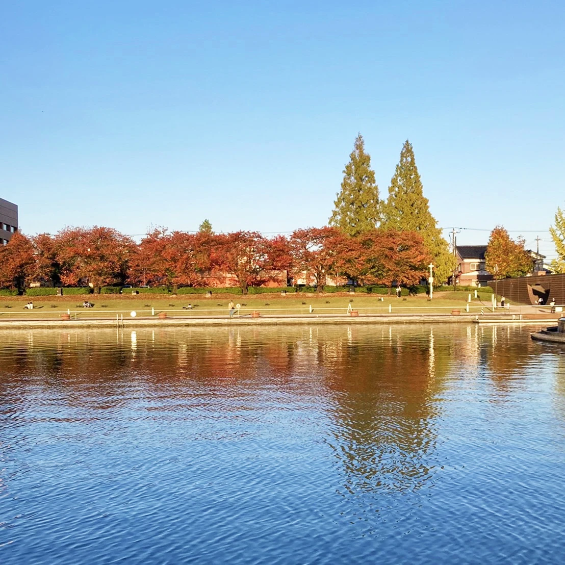 富山県「富岩運河環水公園」　秋の紅葉