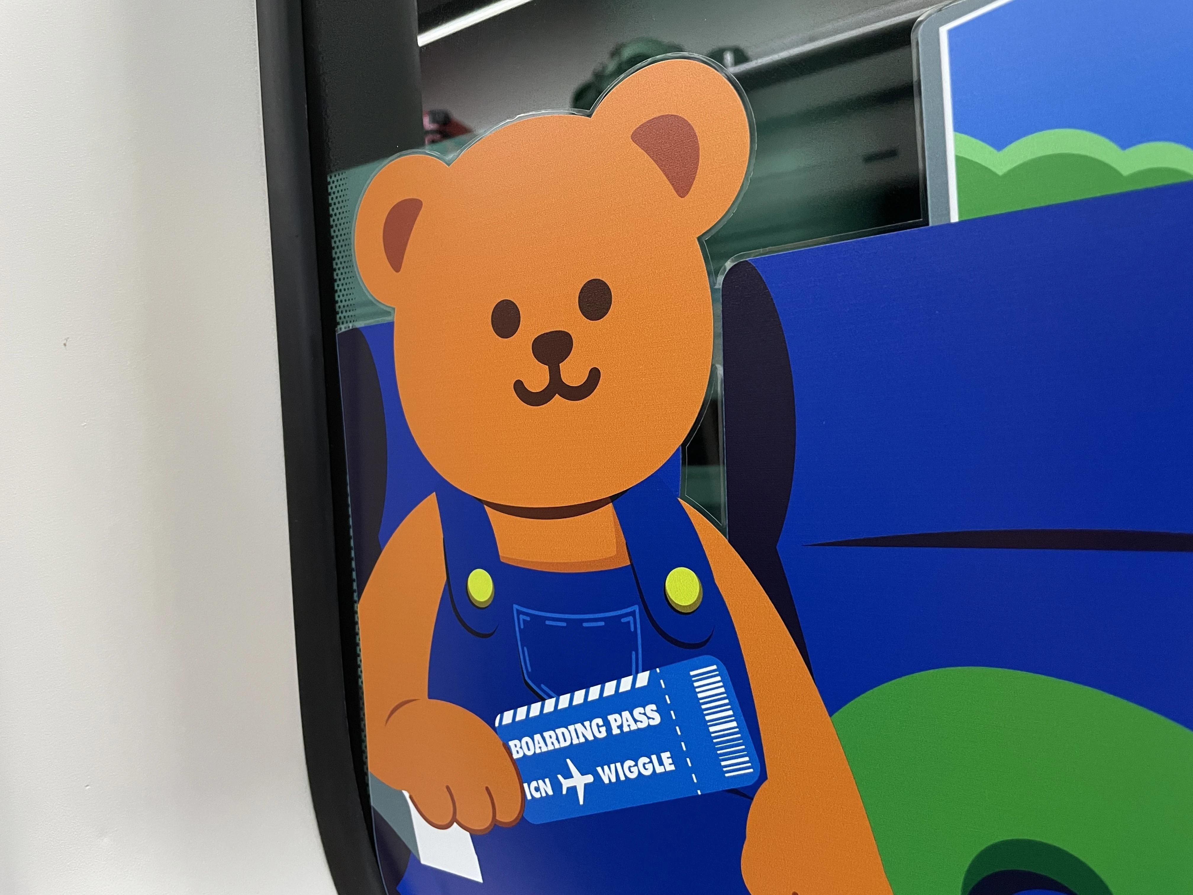 空港鉄道の窓に描かれたクマ