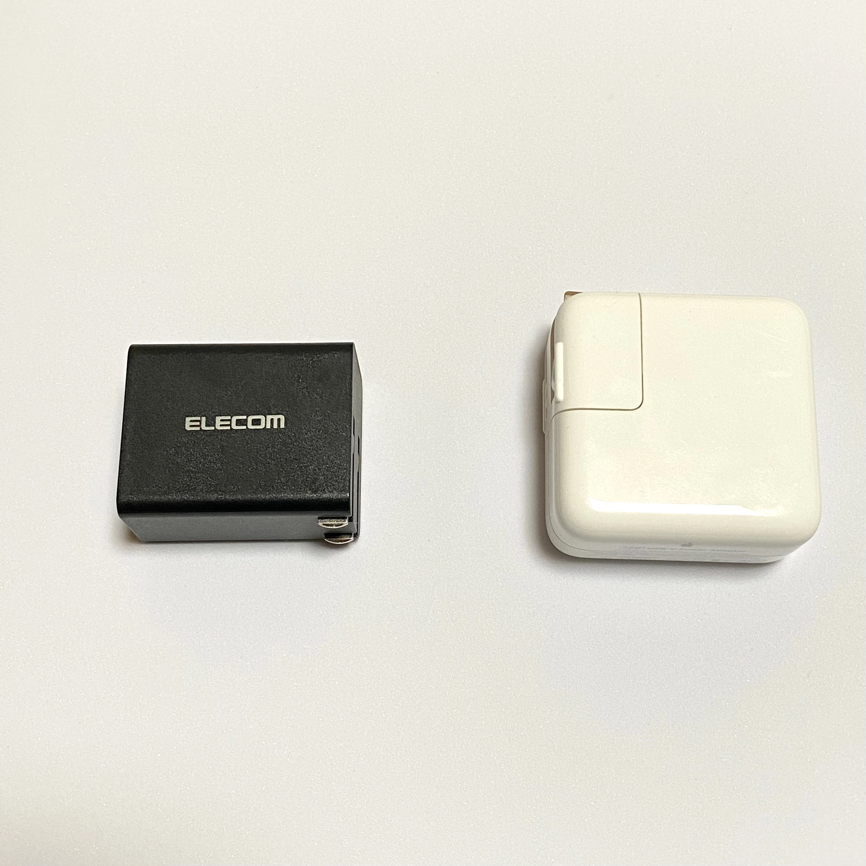 （左）ELECOM　充電器（右）純正品　純正充電器
