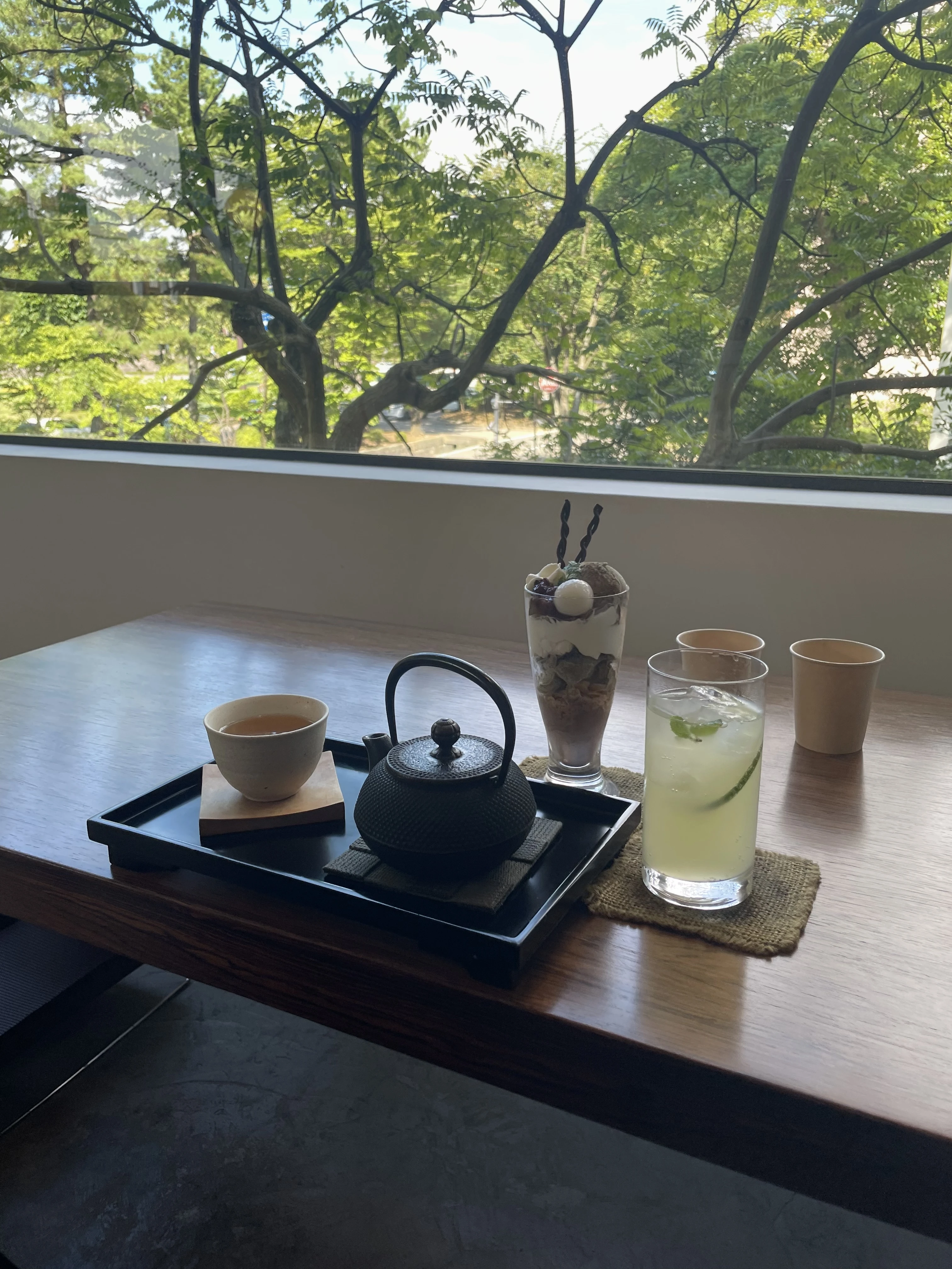 古都美（KOTOMI)のカフェメニュー　加賀棒茶ホット￥550　ゆずのモヒートソーダ（ノンアルコール）￥660　加賀ほうじ棒茶とショコラのパフェ￥960