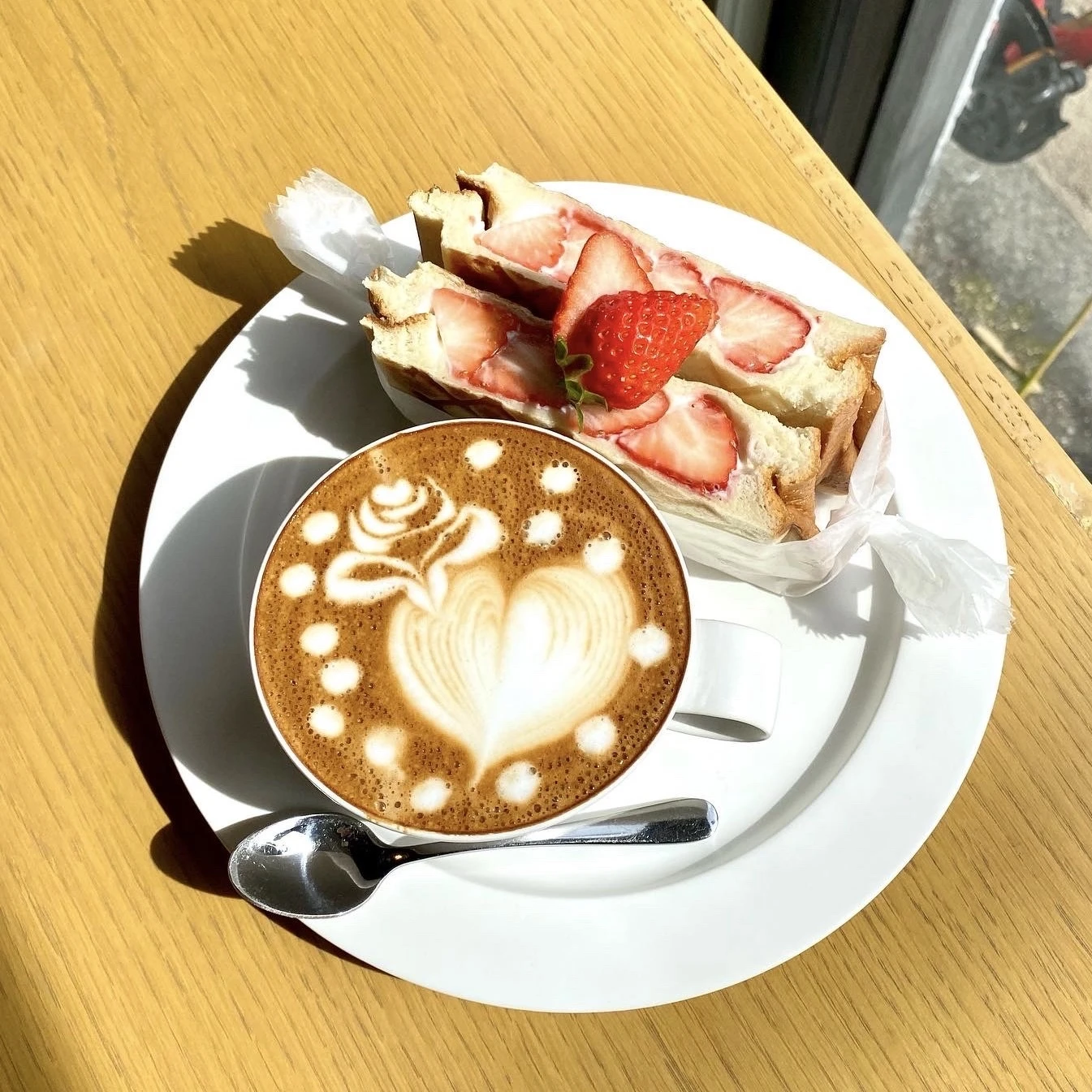 いちごサンド　カフェラテ　astrea coffee kyoto
