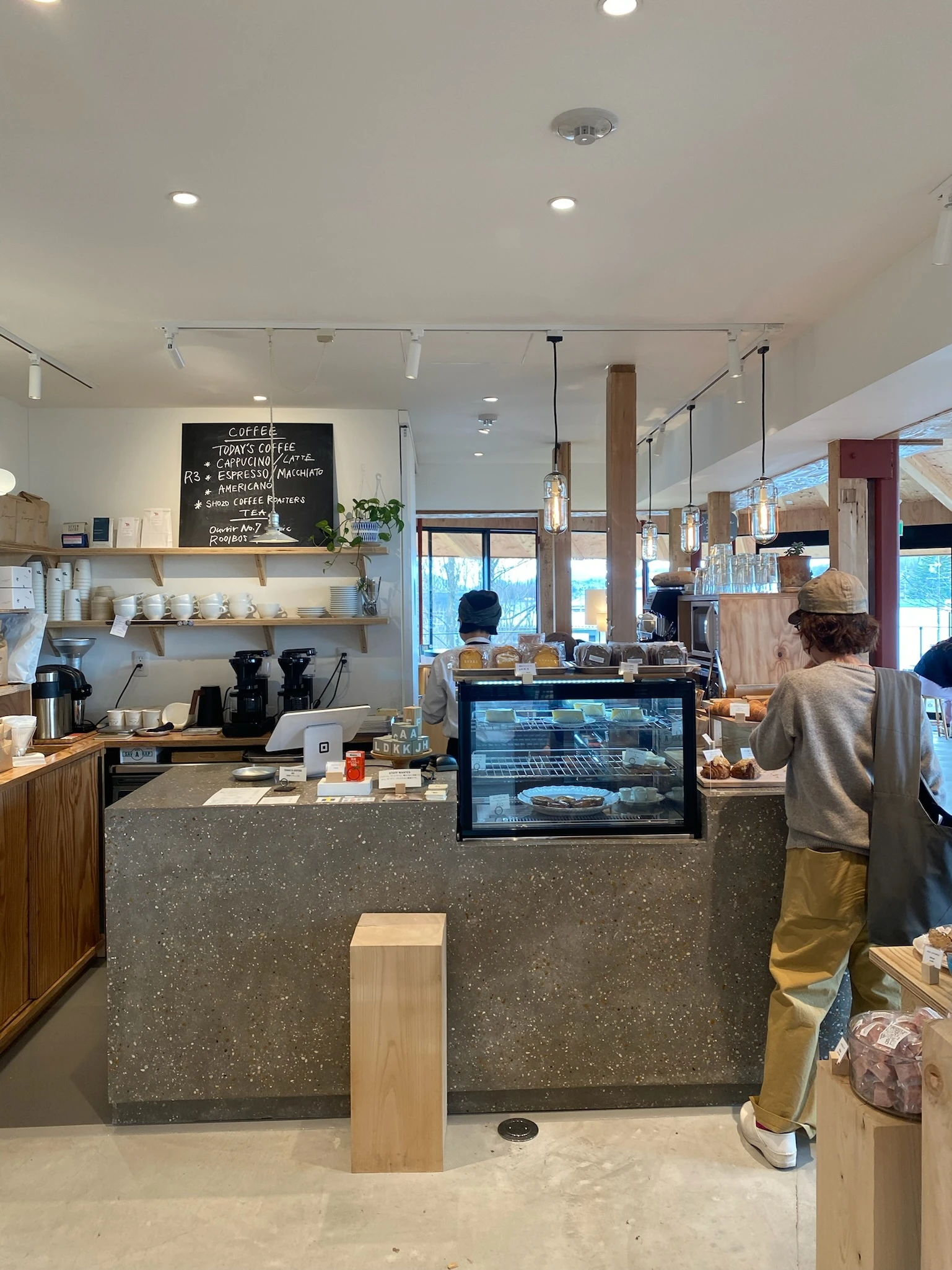 『Karuizawa Commongrounds』内のカフェ「SHOZO COFFEE」の店内。ケーキやパン、焼き菓子が並んでいる。