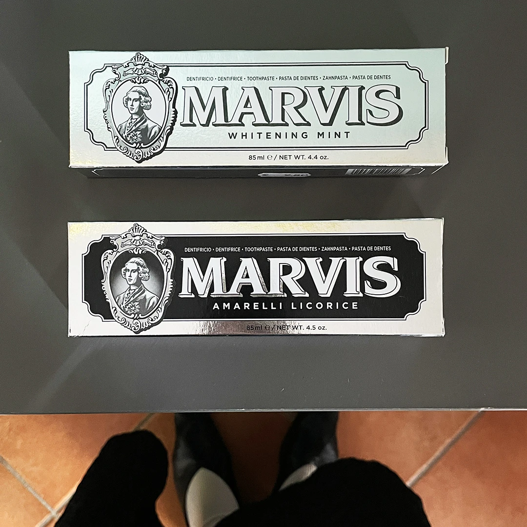 MARVISの歯磨き粉のパッケージ。上：ホワイト・ミント、下：リコラス・ミント