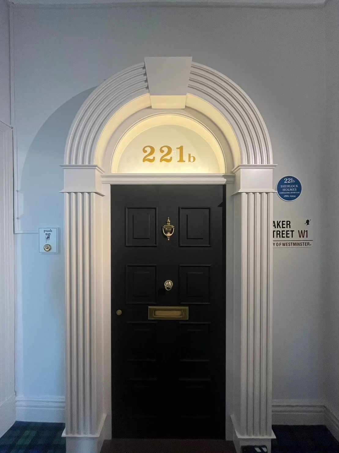 ホームズの家のドア。221bと書かれたドア。