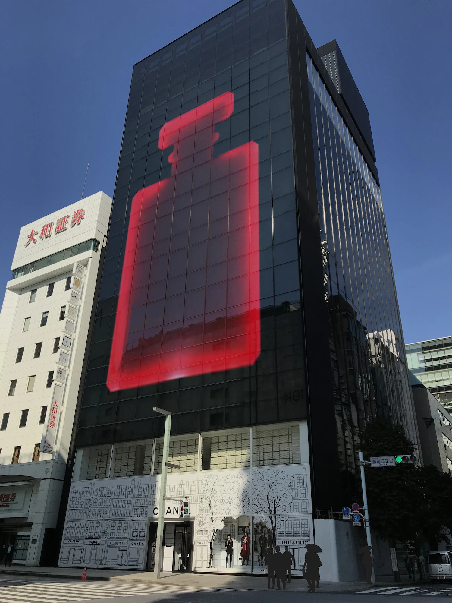 「シャネル N°５」の赤い限定ボトルが、渋谷と銀座の街をジャック！ _1_4
