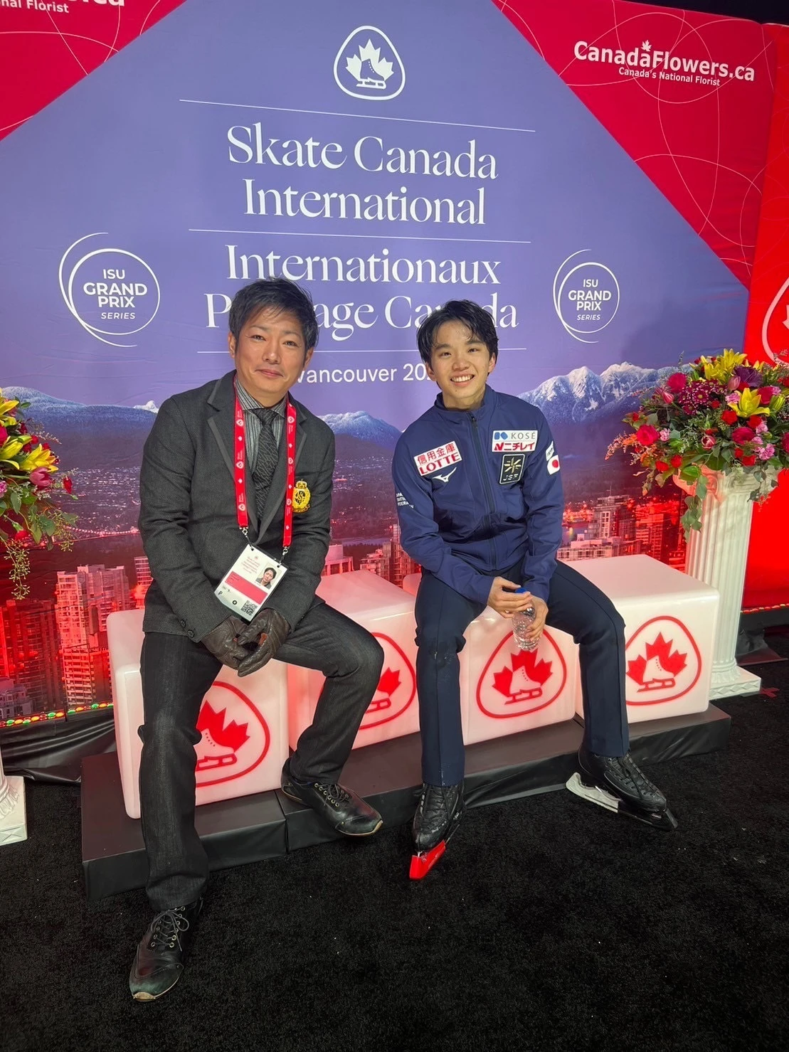 スケートカナダのキスアンドクライに座る友野一希さんと平池大人コーチ