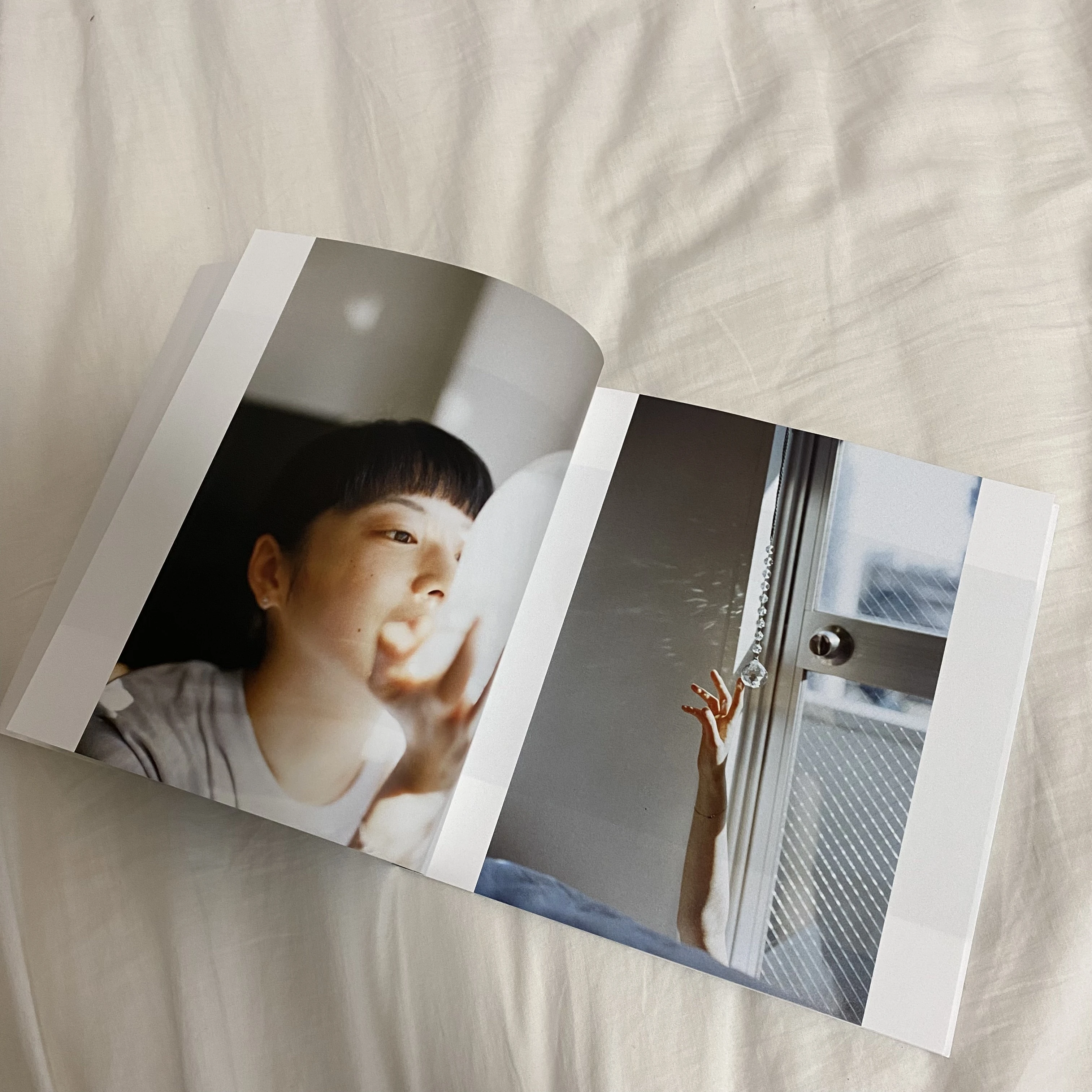 ドラマ「silent」でも繊細な演技が話題の女優・夏帆さんが30歳になるまでの２年間を、写真家石田真澄が写した写真集「おとととい」の一ページ。