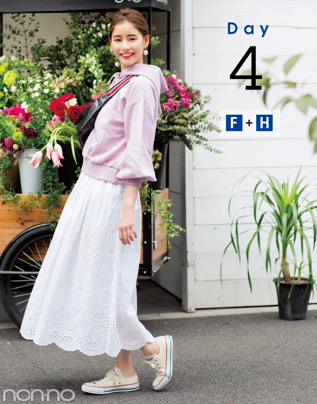 【夏のスニーカーコーデ】新木優子はピンクのパーカにレースを合わせて程よくカジュアル！