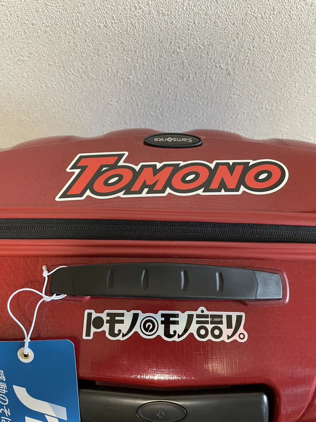 友野一希さんのスーツケースに貼ってある「トモノのモノ語り。」のステッカー