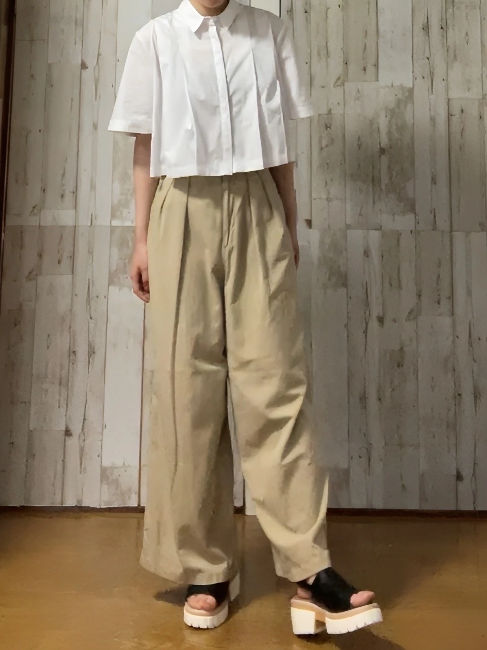 クロップドプリーツポプリンシャツ(ホワイト)×ワイドパンツ(ベージュ)のコーデ