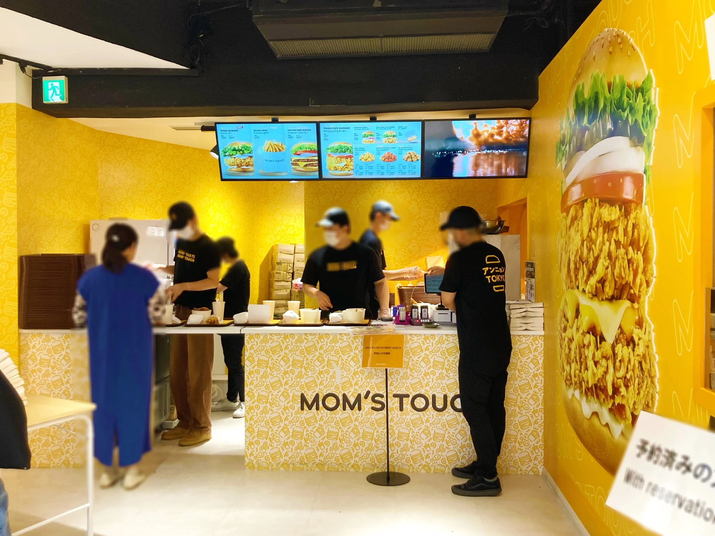 「MOM&#039;s TOUCH TOKYO POP UP STORE」の店内風景。注文カウンター。
