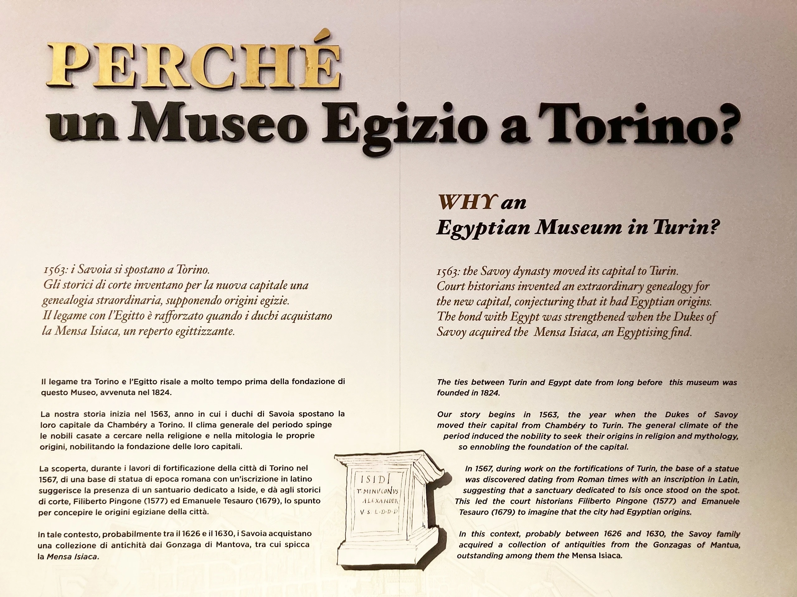 トリノのエジプト博物館内、「PERCHÉ un Museo Egizio a Torino?（なぜトリノにエジプト博物館？）」と書かれた展示。