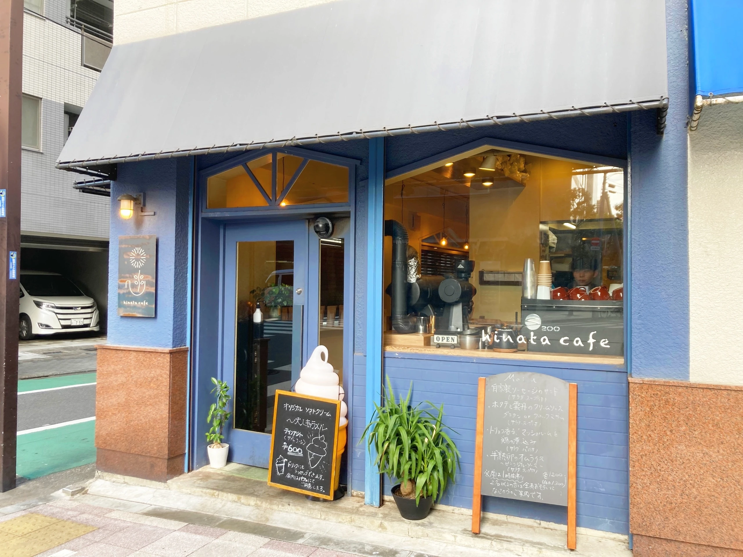 大井町駅からすぐの「hinata cafe」店舗外観。青いこじんまりとしたカフェ。
