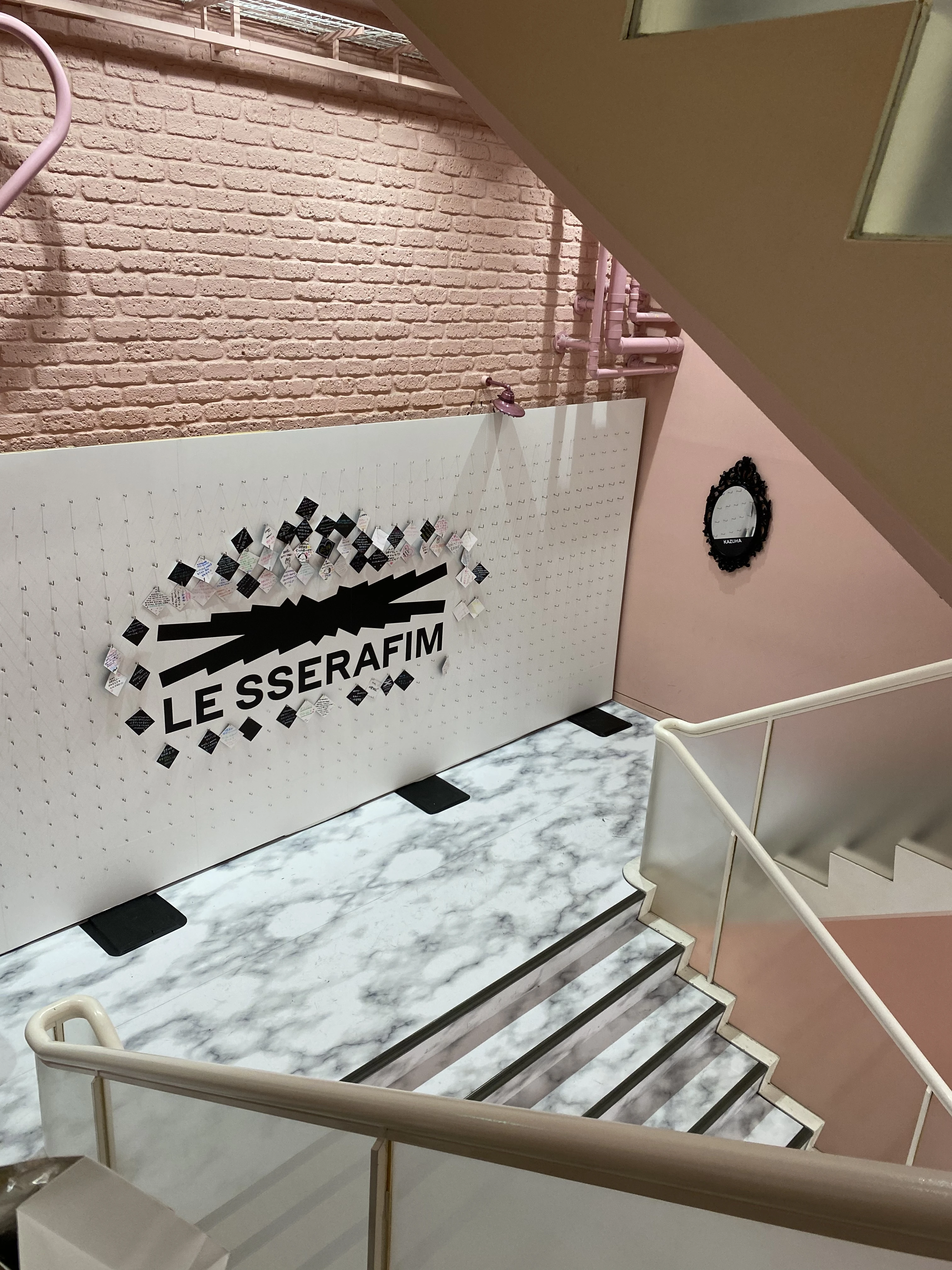 ルセラフィム　階段　メッセージ　鏡