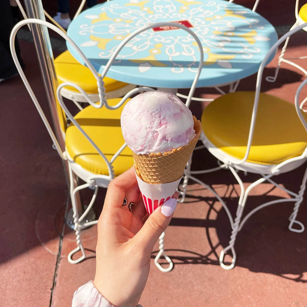 東京ディズニーランド「アイスクリームスコーン」の「ストロベリーチーズのアイスクリーム」