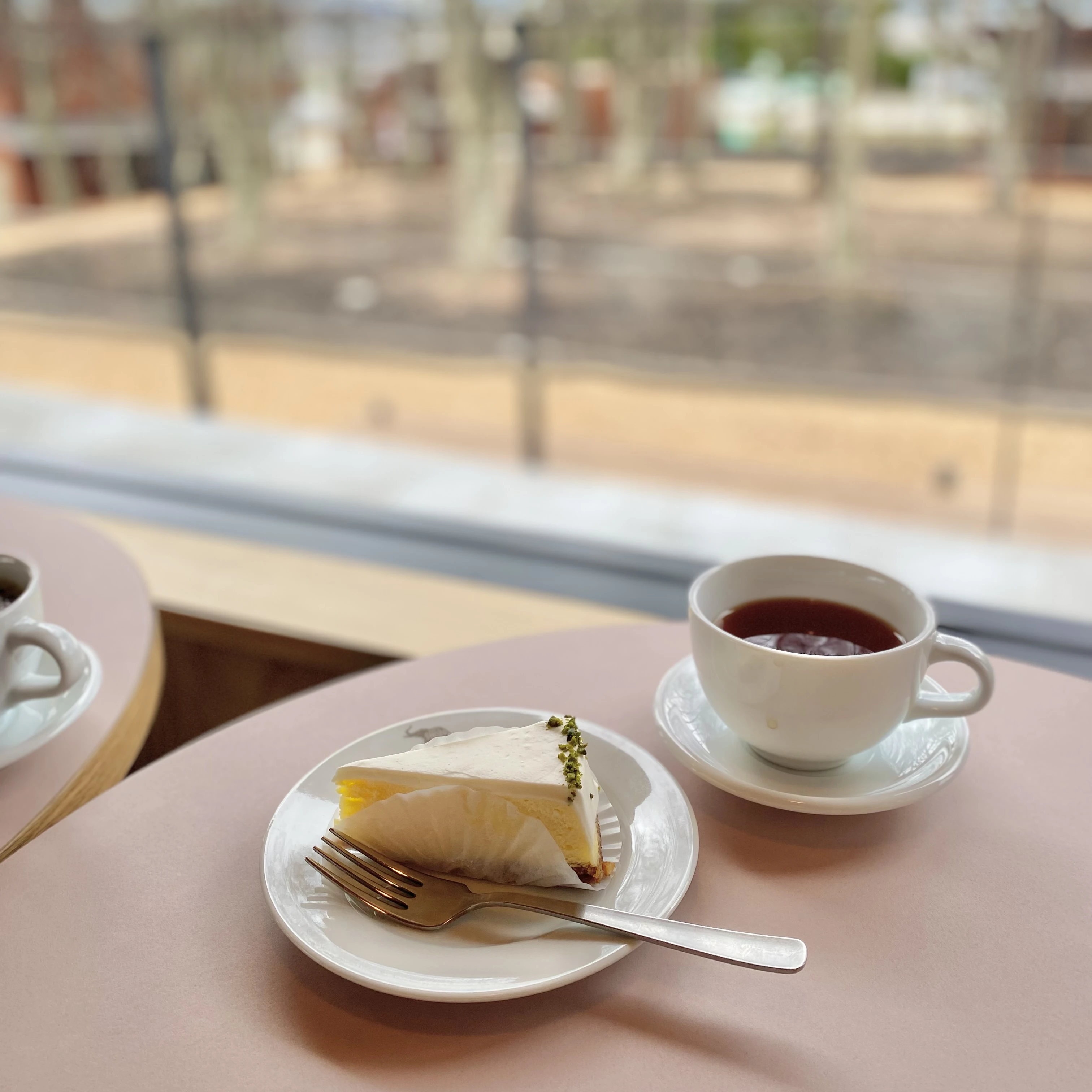 『Karuizawa Commongrounds軽井沢コモングラウンズ）』の一角にある「軽井沢書店　中軽井沢店」の店内。併設されたカフェ「SHOZO COFFEE」のチーズケーキとホットティー