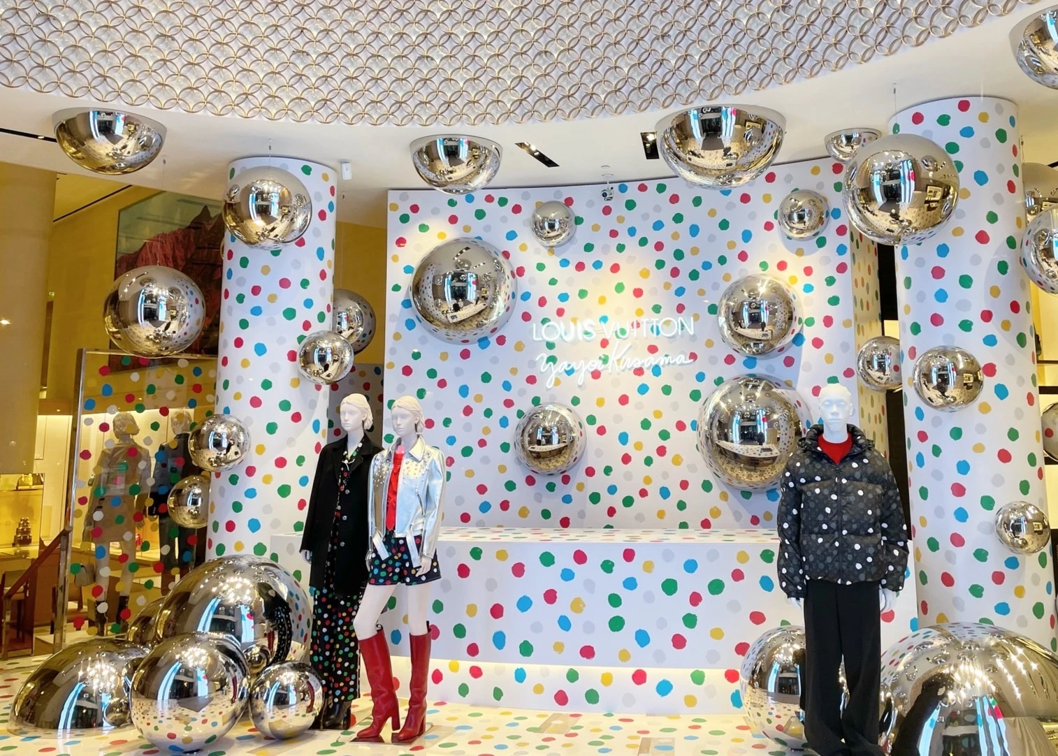 LOUIS VUITTON（ルイ・ヴィトン）×草間彌生の特別コラボ、パリの店舗を