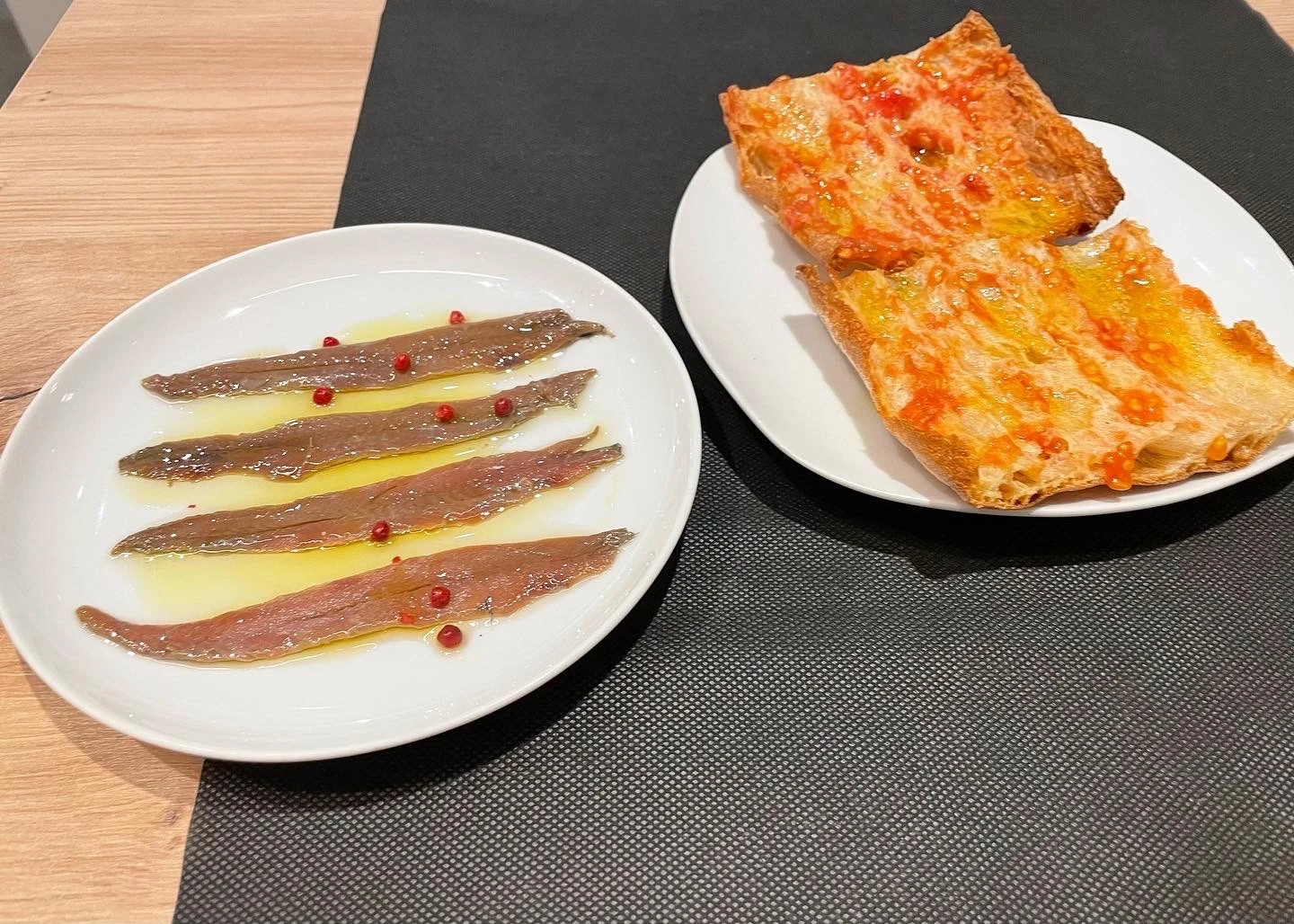 アンチョビとパン・コン・トマテ