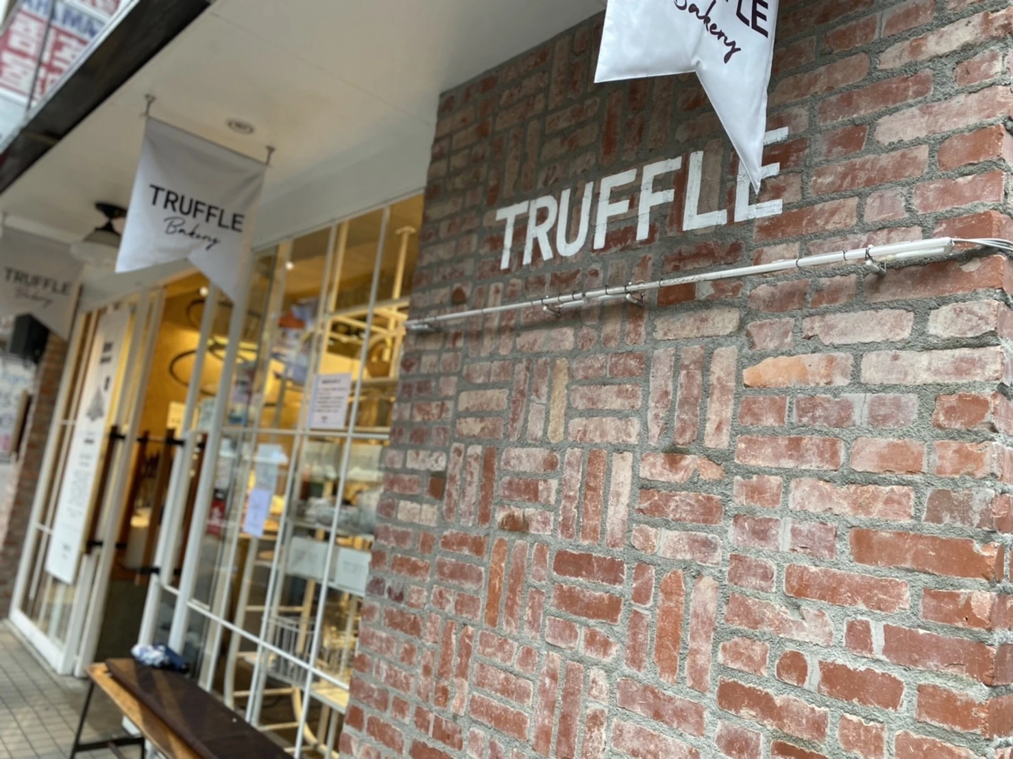 Truffle BAKERY 店横　様子