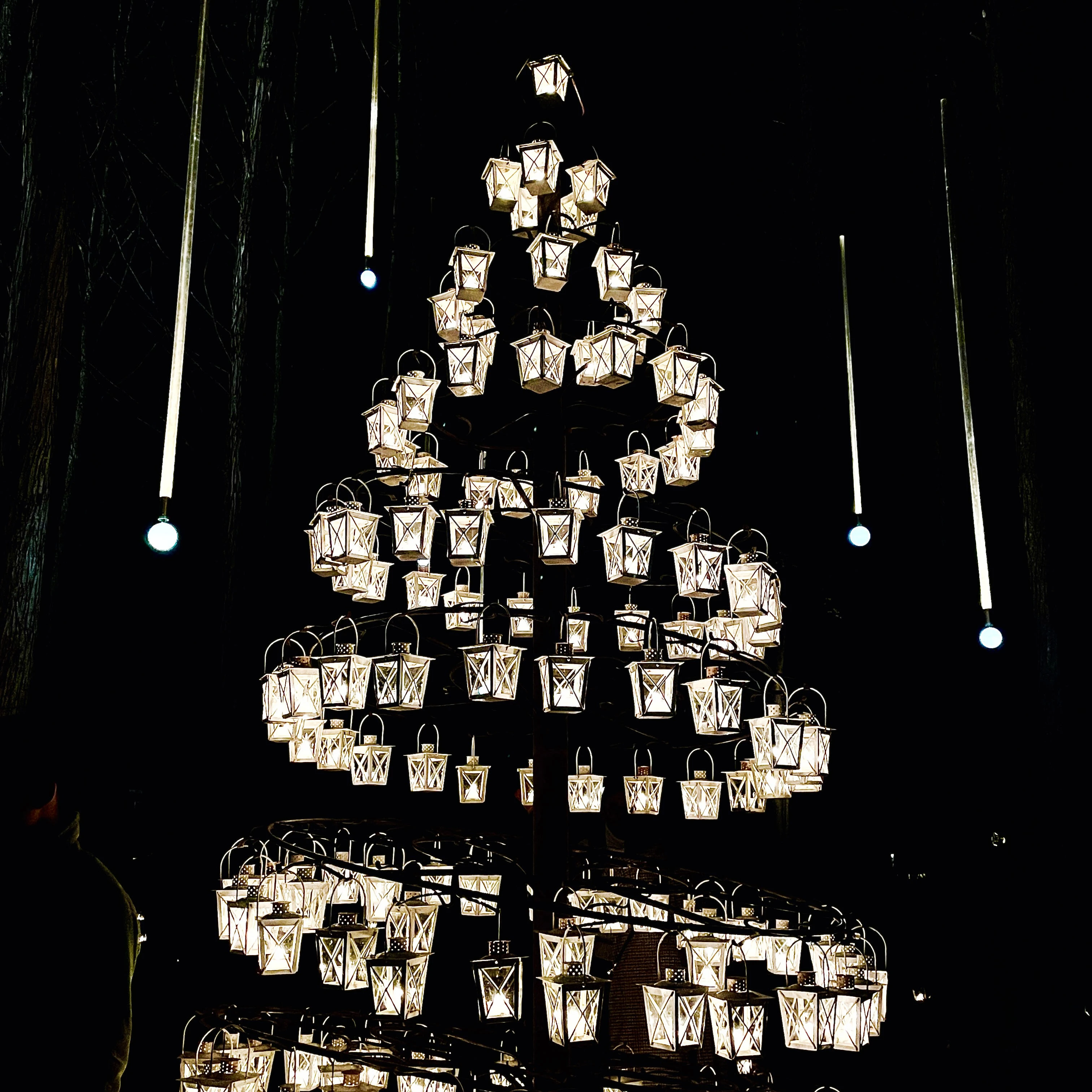【軽井沢高原教会 星降る森のクリスマス】　ランタンキャンドルでできたツリー