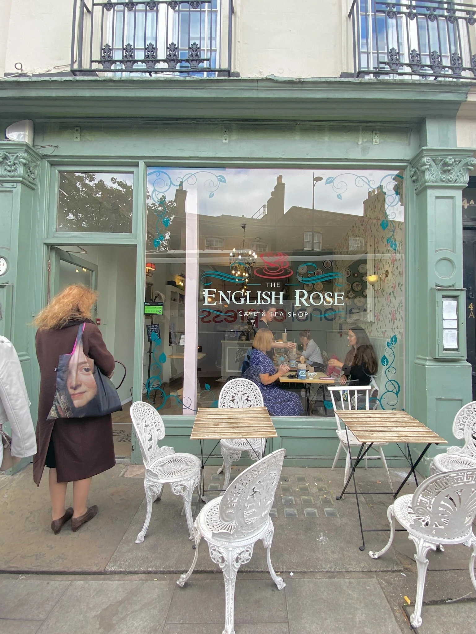 イギリスのカフェ「The ENGLISH ROSE CAFE &amp;TEA SHOP」の外観