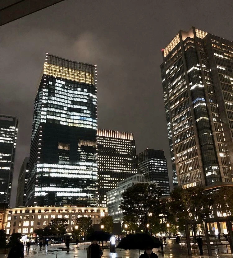 夜景　オフィスビル　東京駅