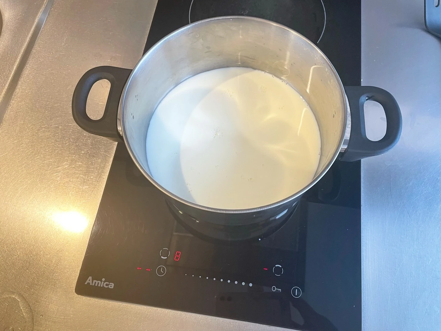 牛乳を入れた鍋